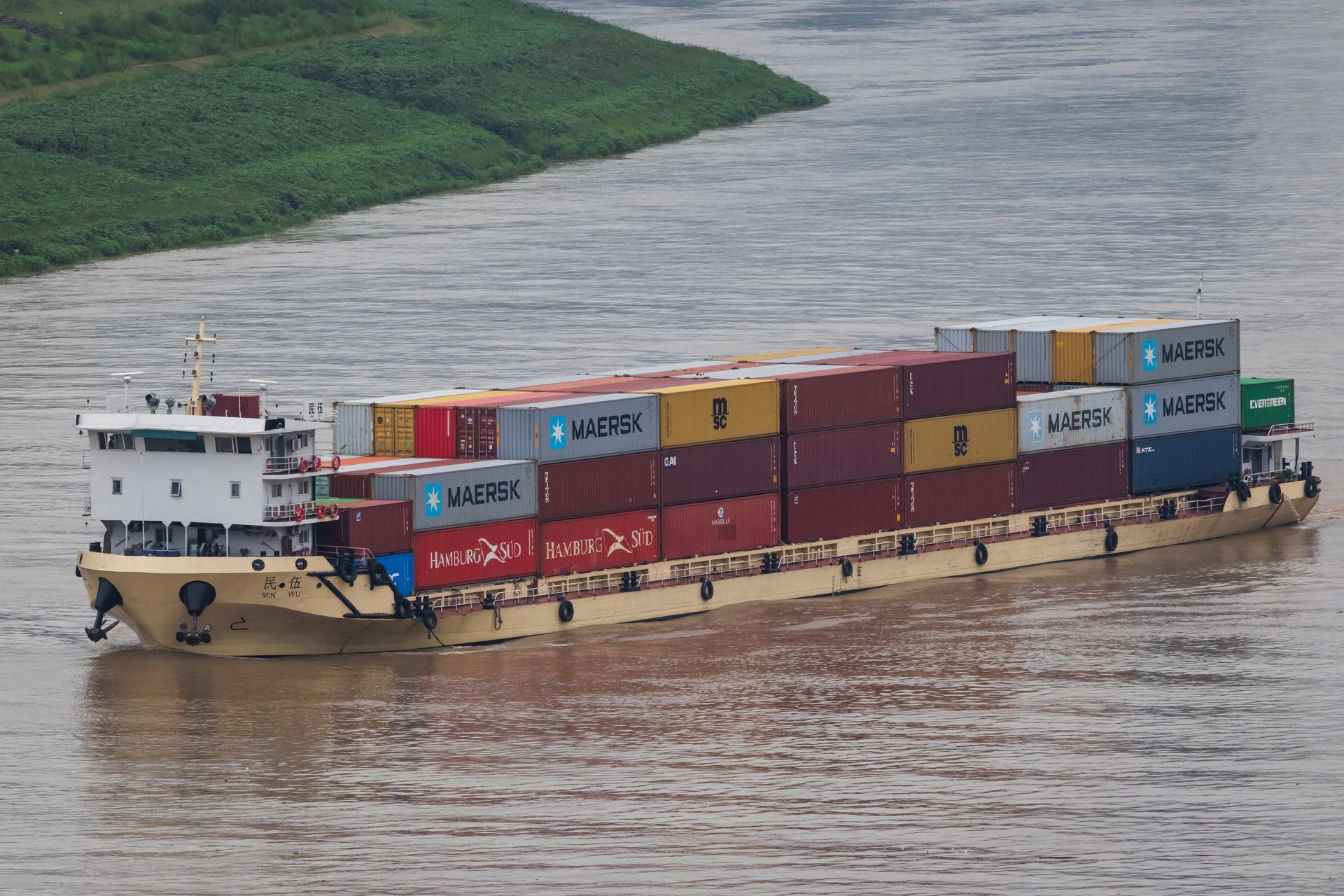 Le commerce mondial reste 'résilient' malgré les craintes de tarifs alors que le géant du transport maritime Maersk relève ses prévisions.