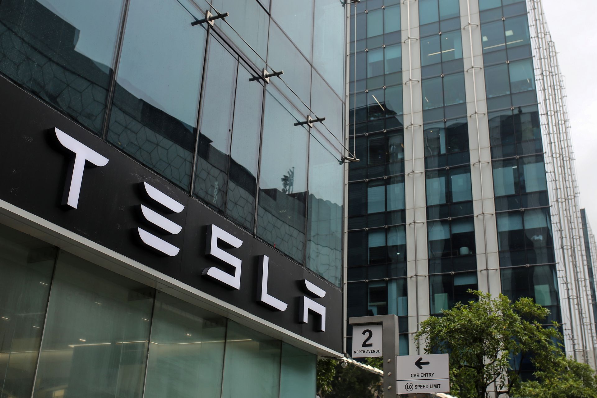 Wall Street se prepara para el peor trimestre de Tesla en años, y una distracción familiar