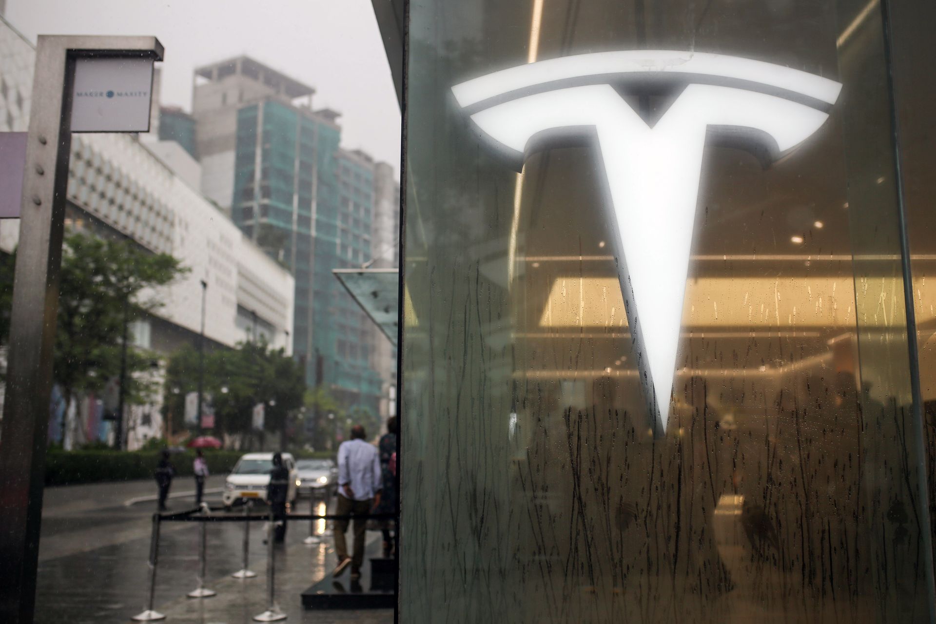 Las ganancias de Tesla disminuyen mientras las distracciones de Elon Musk aumentan.