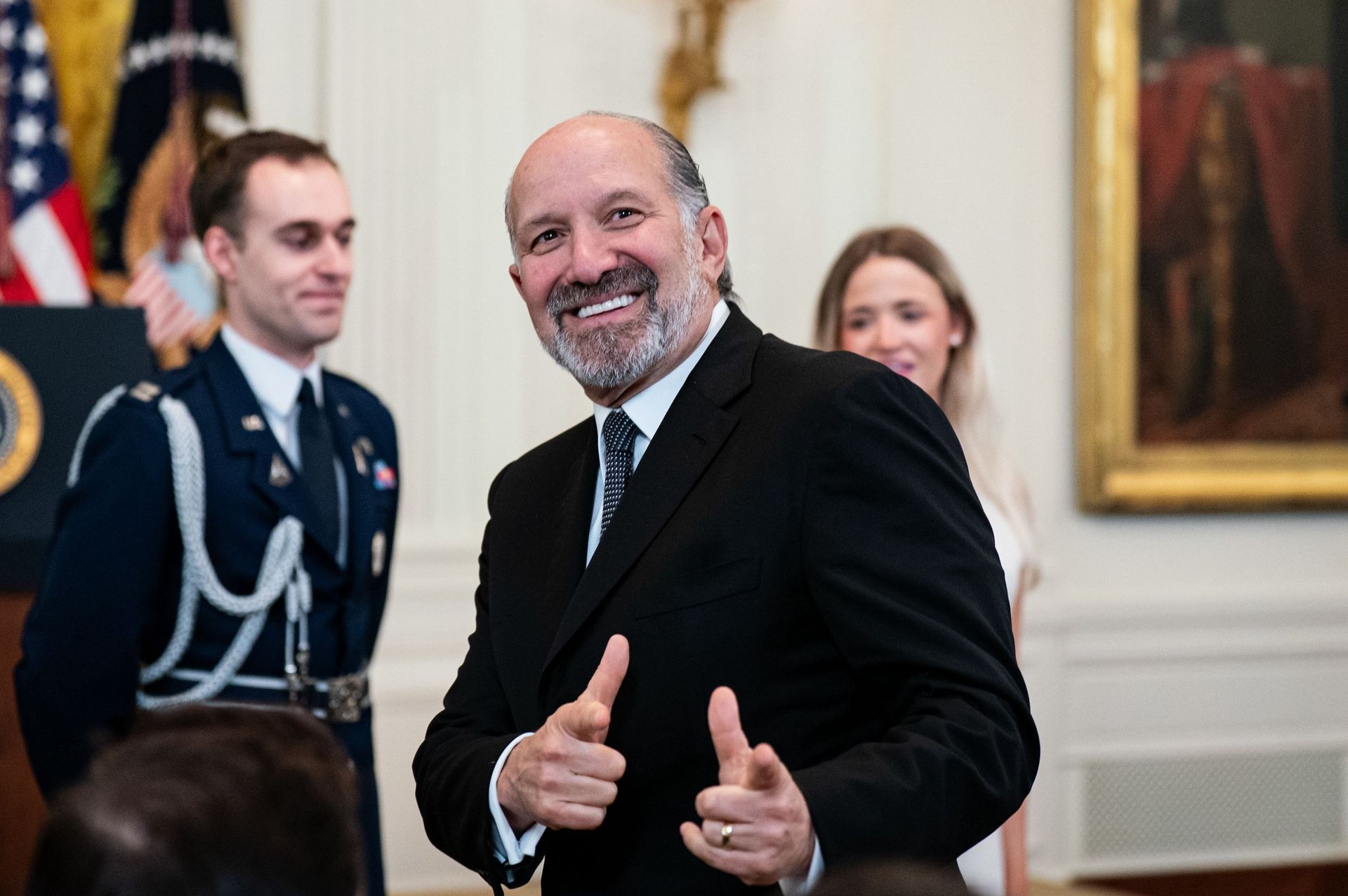 Las compañías automotrices estadounidenses podrían enfrentar aranceles más altos que Japón. Howard Lutnick dice que están 'bien' con eso.
