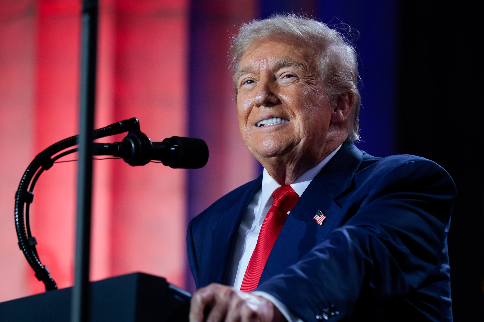 Trump retarde à nouveau un décret sur l'intelligence artificielle.
