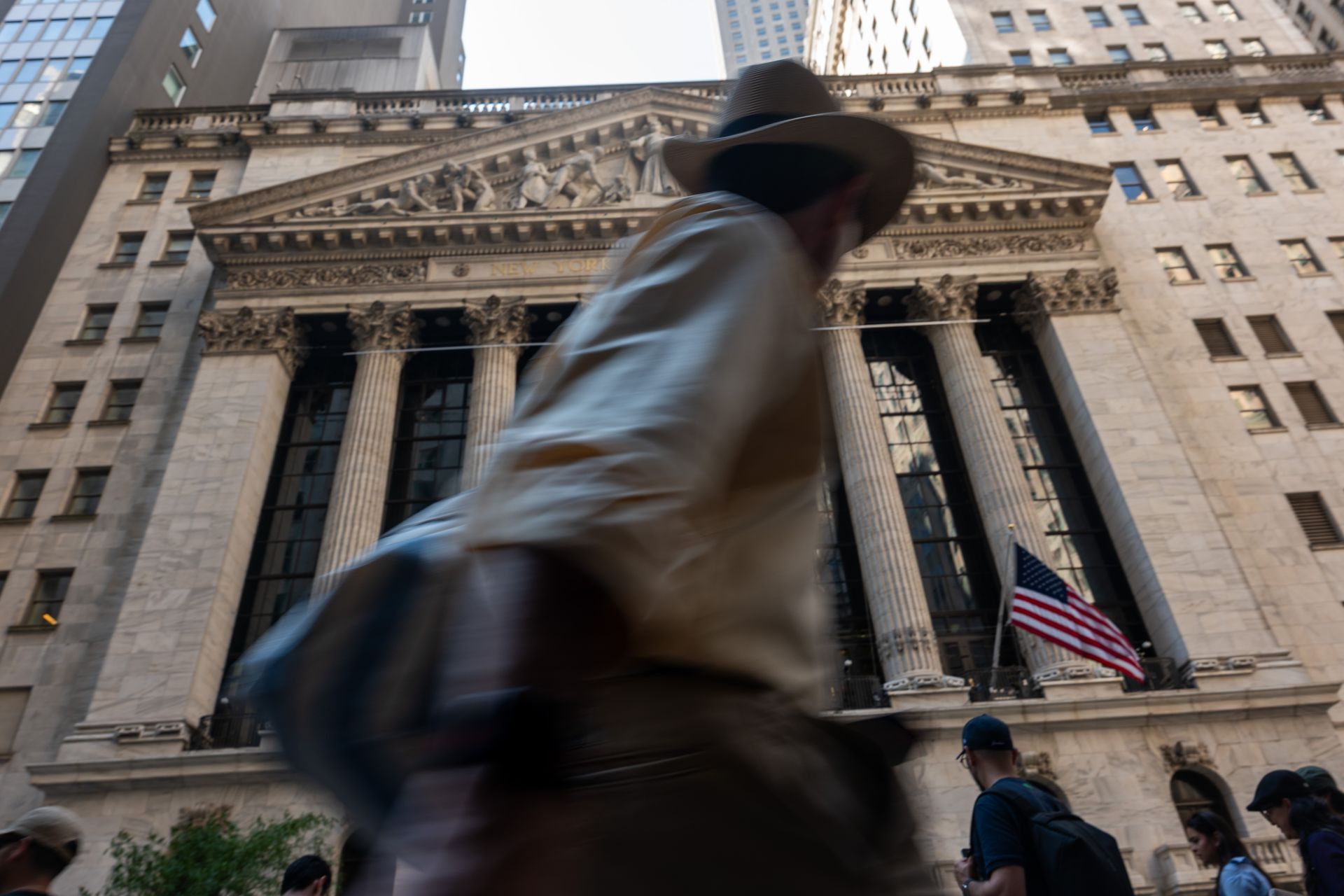 Die Wall Street jubelt, während Arbeiter bangen: Entlassungen überschatten Gewinne.