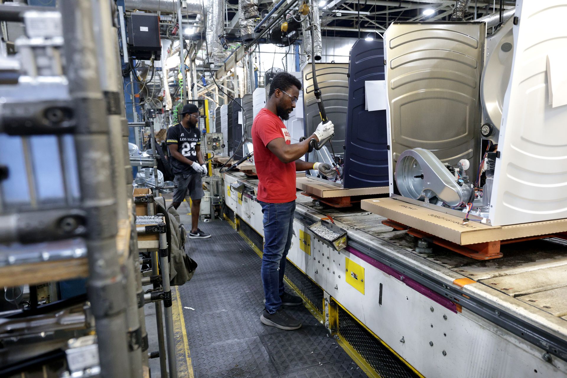US-amerikanische Produktionszahlen berichteten im Juli von keinem Wachstum, da Zölle die Kosten in die Höhe treiben.