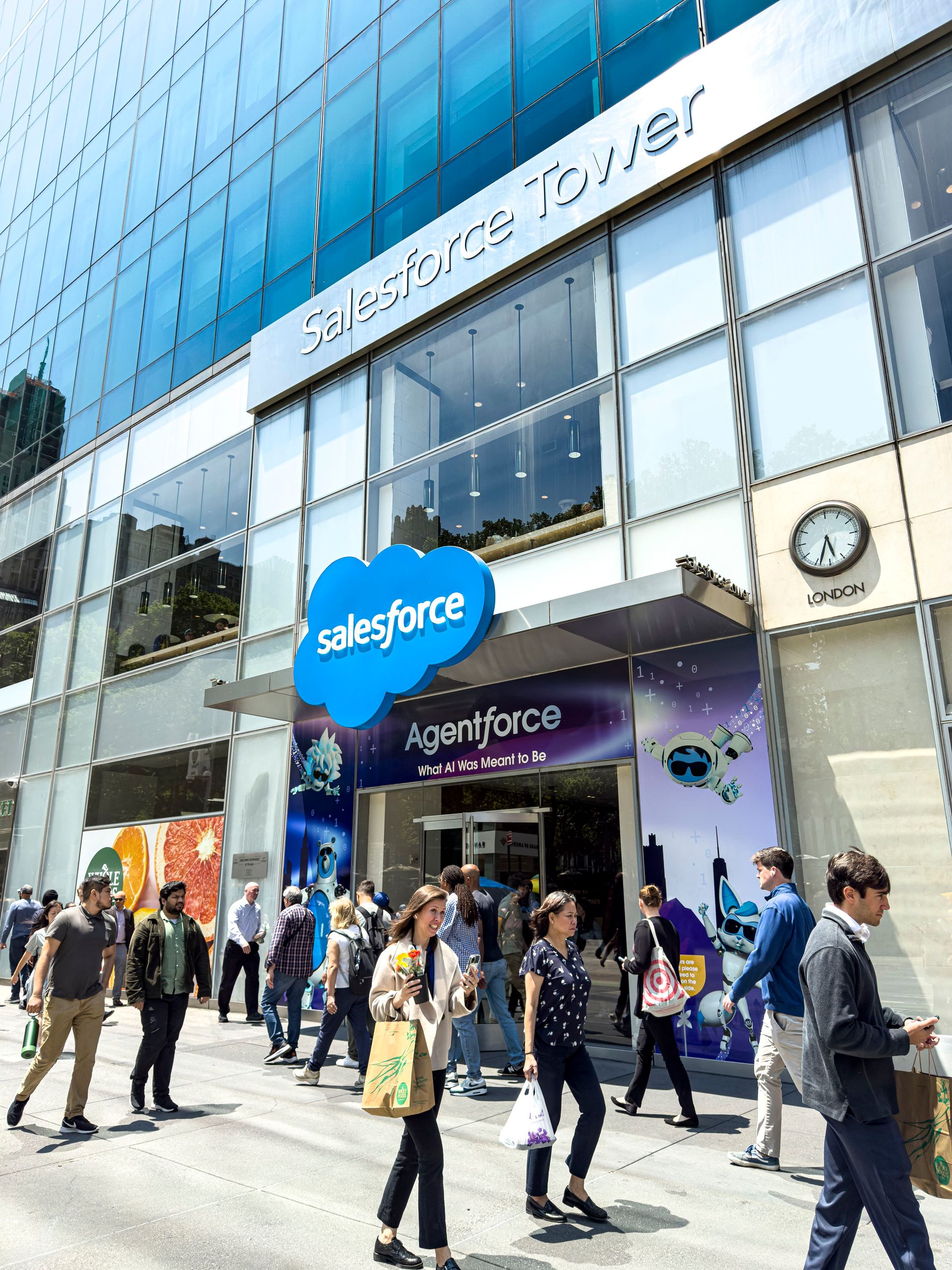 Salesforce übertrifft die Gewinnerwartungen. Aber die Aktie fällt trotzdem, da ihre KI-Geschichte wackeliger wird.