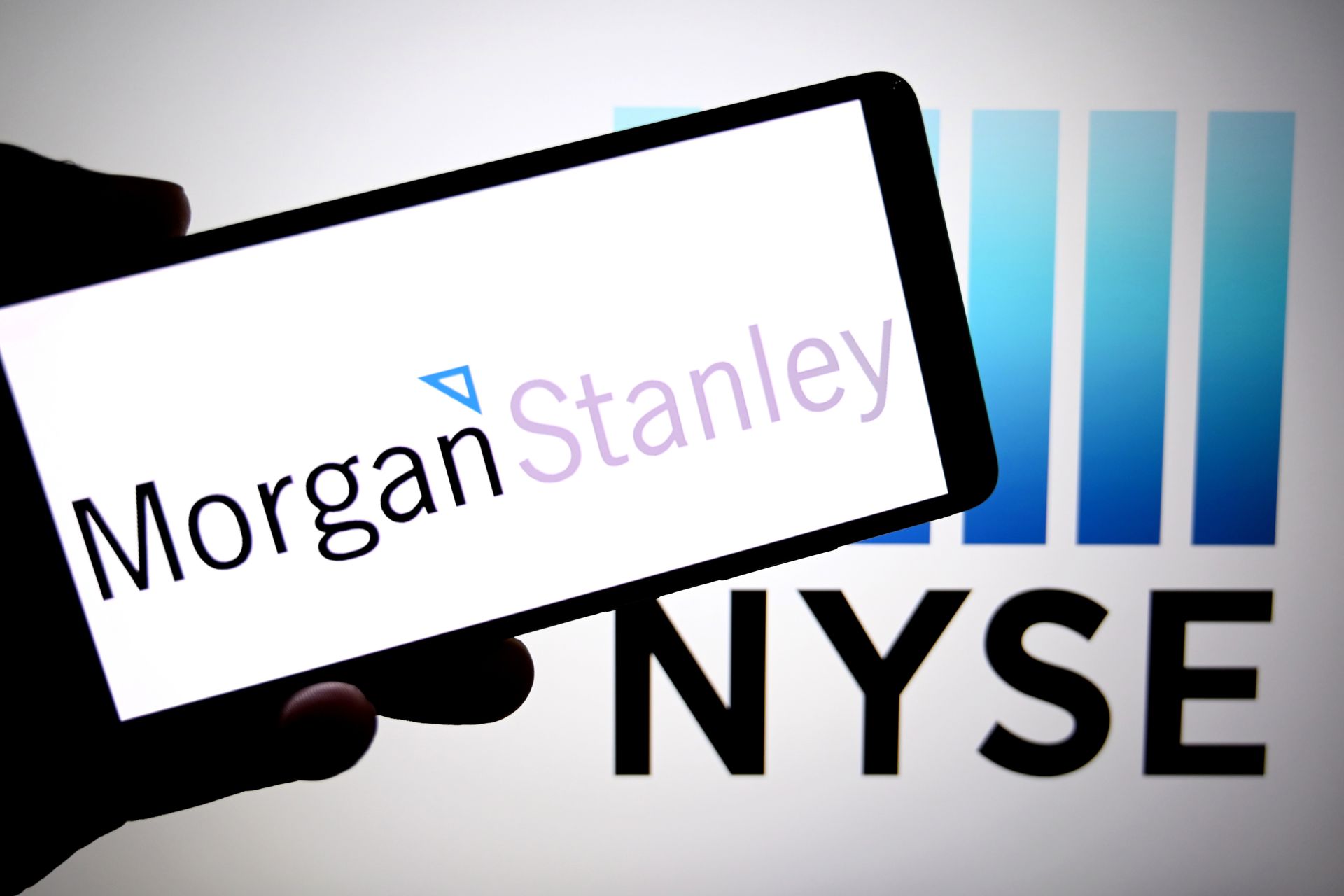 Morgan Stanley registró ingresos trimestrales récord debido al aumento en las tarifas de operaciones y fusiones y adquisiciones.