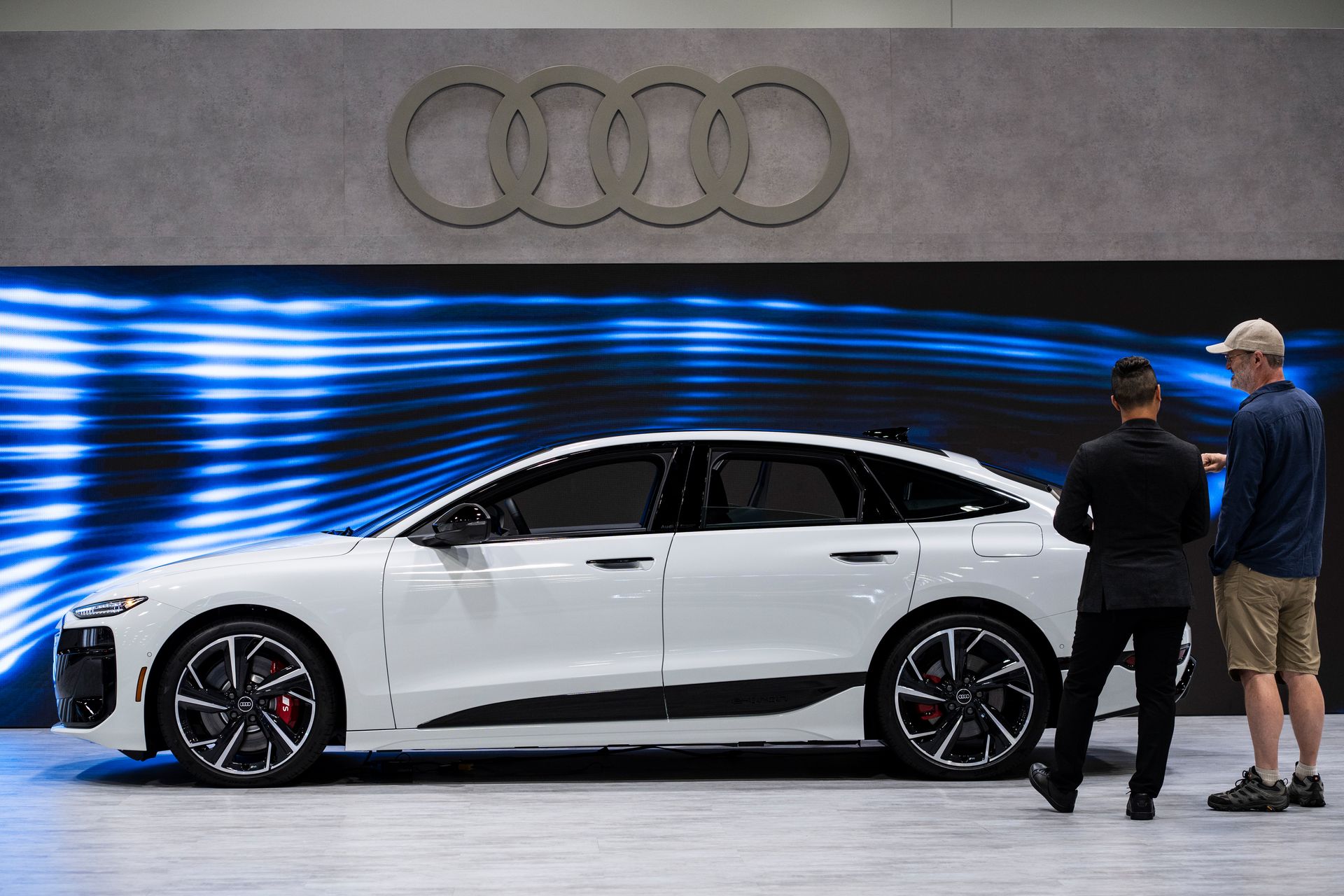 Audi ruft fast 19.000 elektrische SUVs wegen lockerer Bremshebelschrauben zurück.