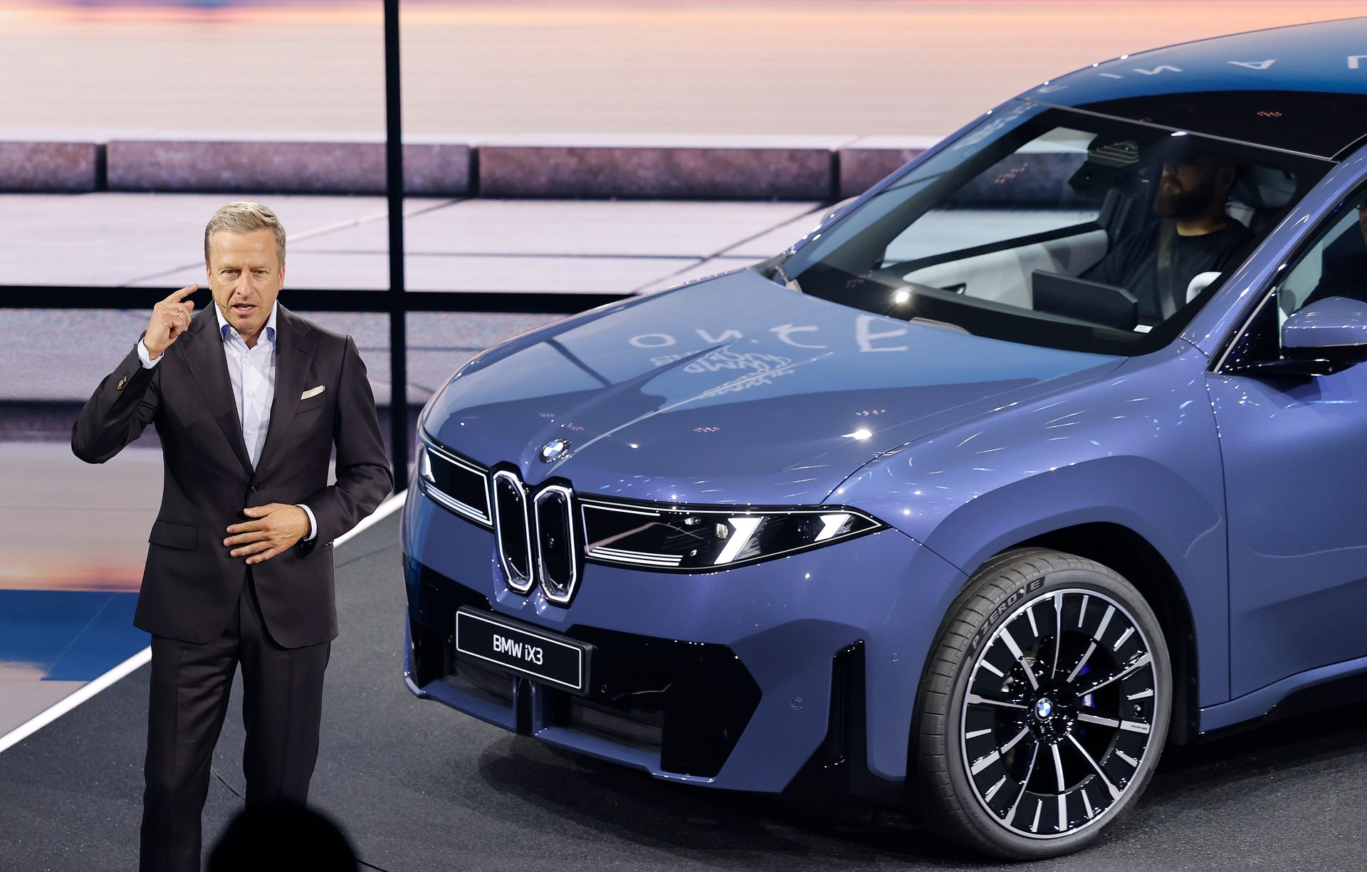 Tesla enfrenta nuevas amenazas por los lanzamientos de vehículos eléctricos de BMW y Mercedes.