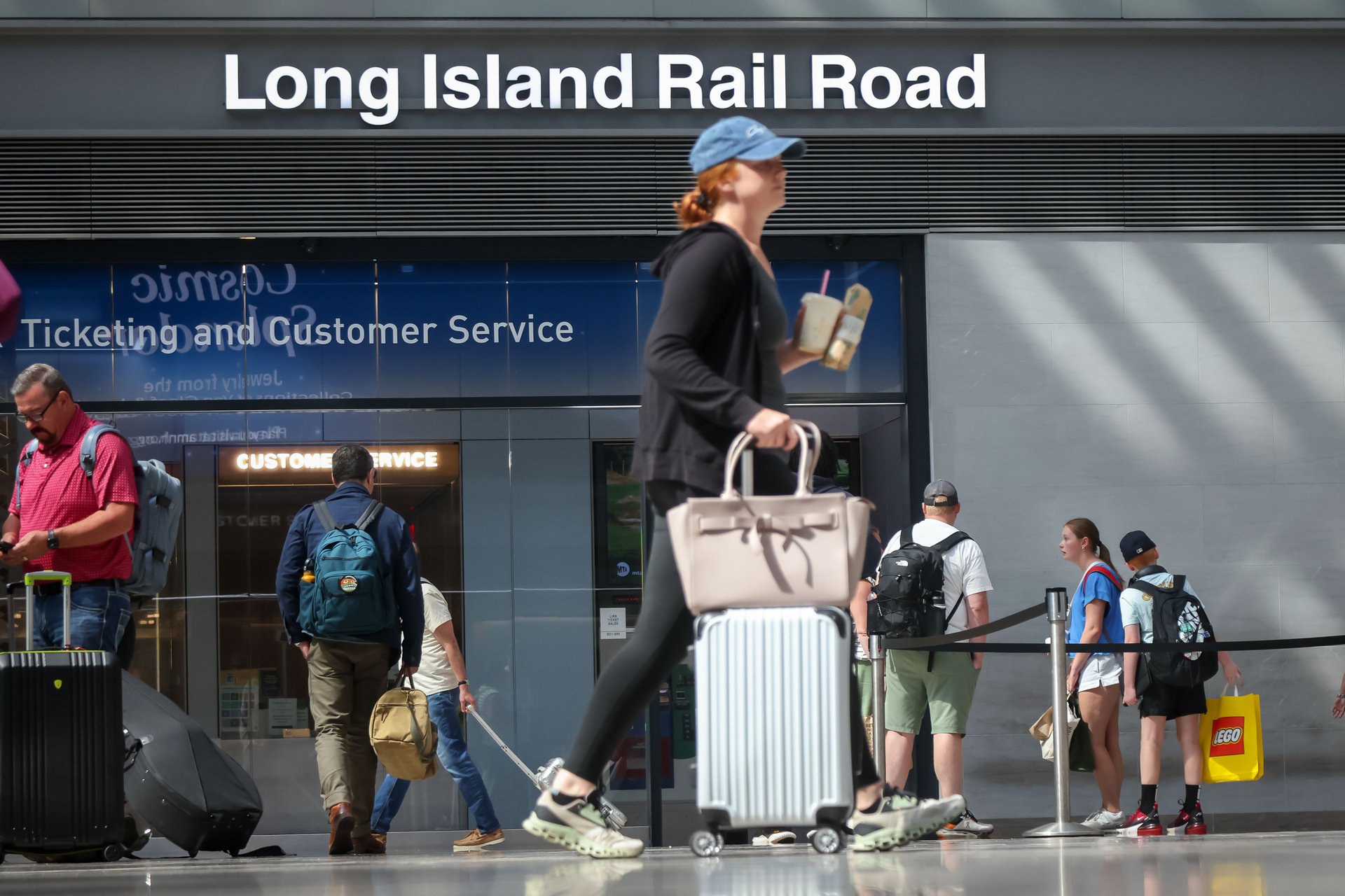 Les travailleurs du Long Island Rail Road entament le troisième jour d'une grève historique alors que les négociations reprennent.