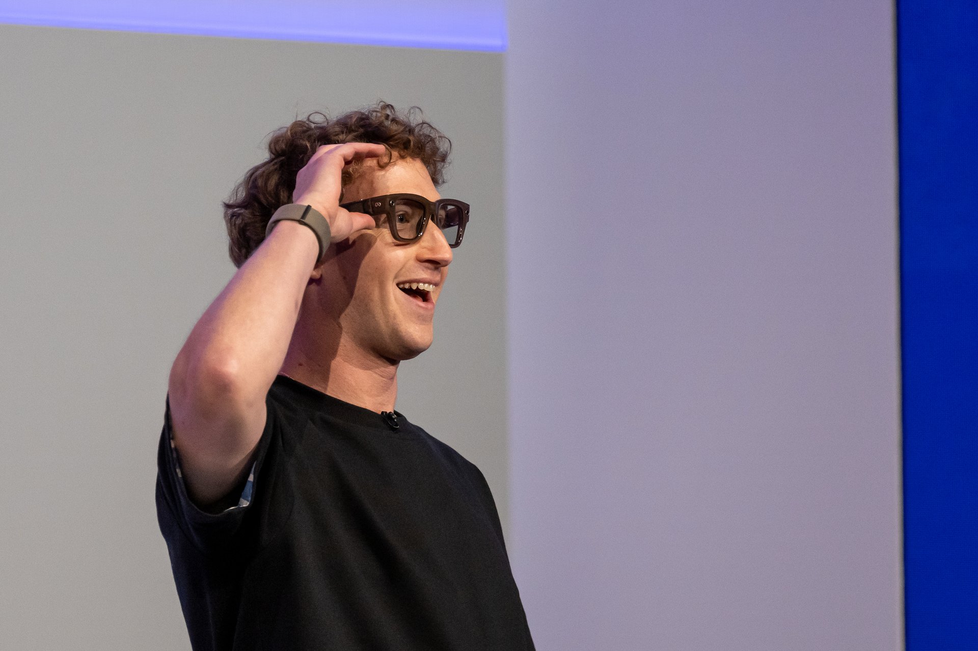 Un ancien dirigeant d'Apple construit un concurrent de lunettes intelligentes de 1 milliard de dollars à Meta.