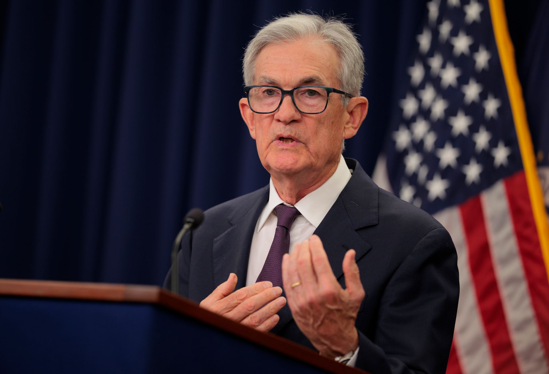 Powell avertit que les tarifs pressent les emplois — et donne son avis sur le marché boursier en surchauffe.
