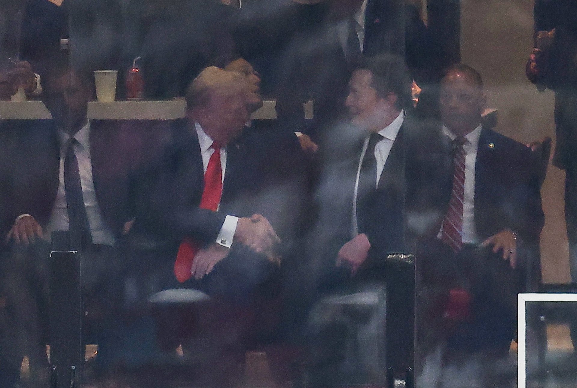 Trump et Elon Musk se sont retrouvés lors du mémorial de Charlie Kirk, suscitant des discussions sur une trêve.