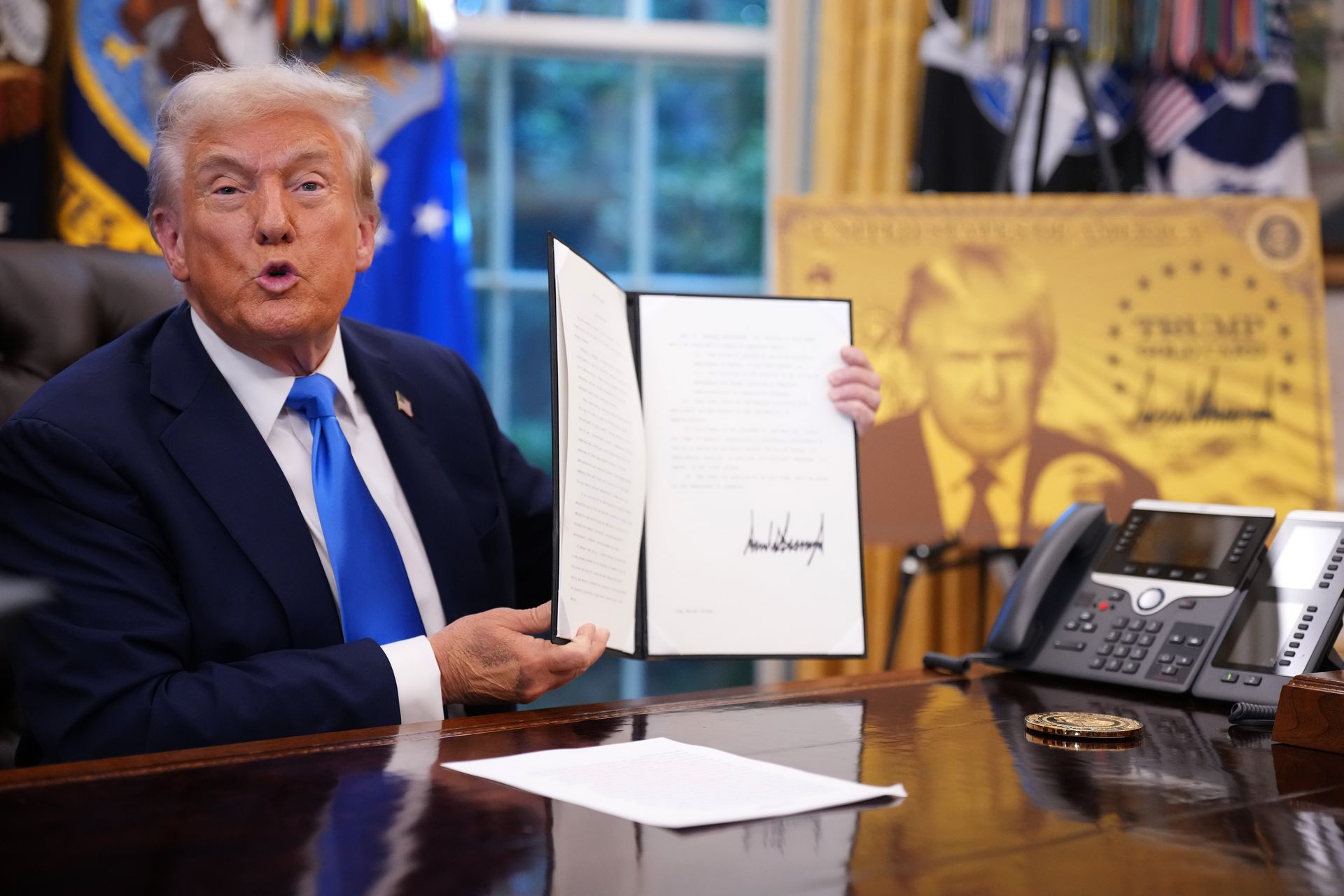 Economistas advierten que los cambios de Trump en la visa H-1B son 'anti-crecimiento' mientras el pánico corporativo se extiende.