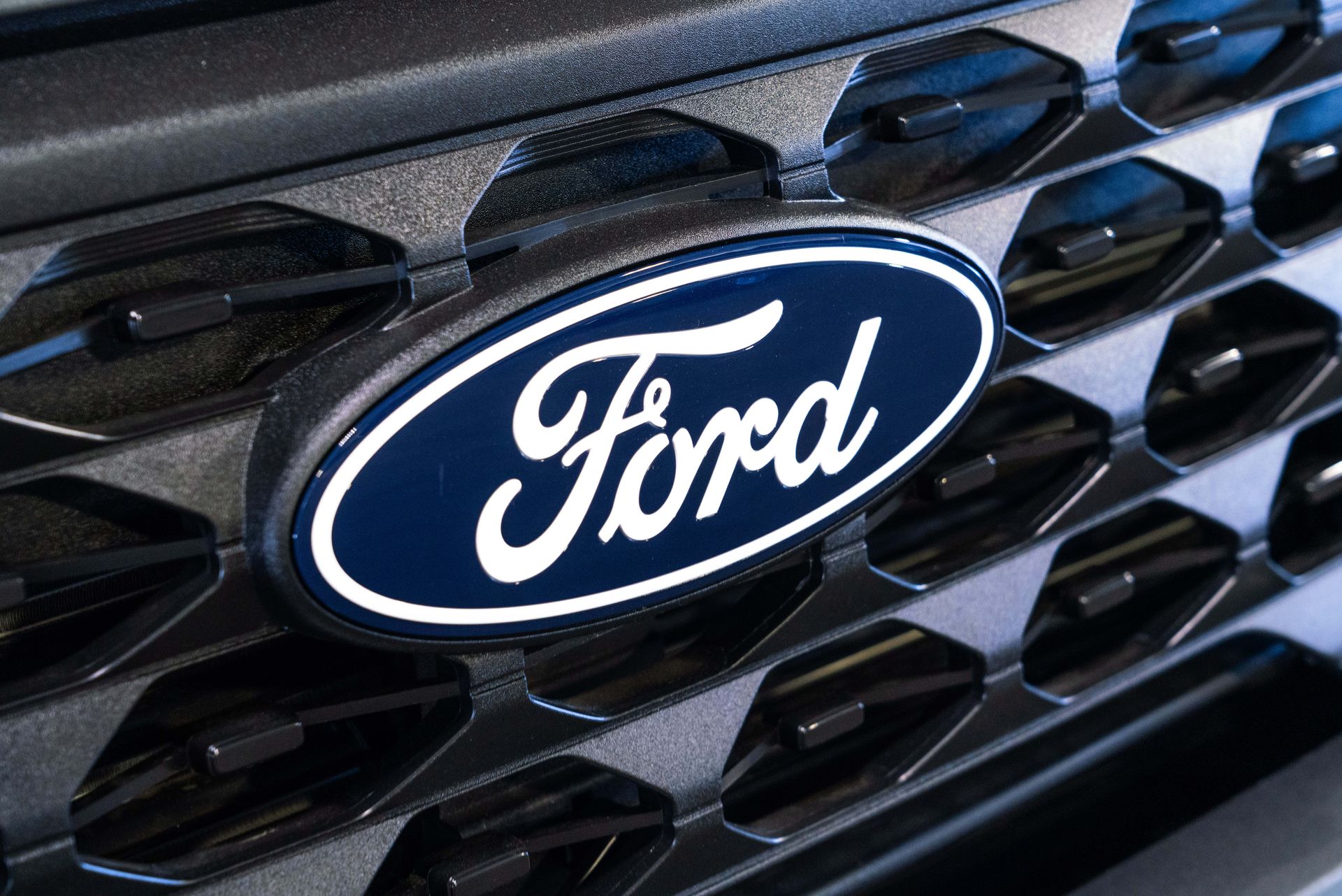 Ford eröffnet Labor für Elektro-Pickup im Wert von $30.000, während Verluste bei E-Fahrzeugen steigen.