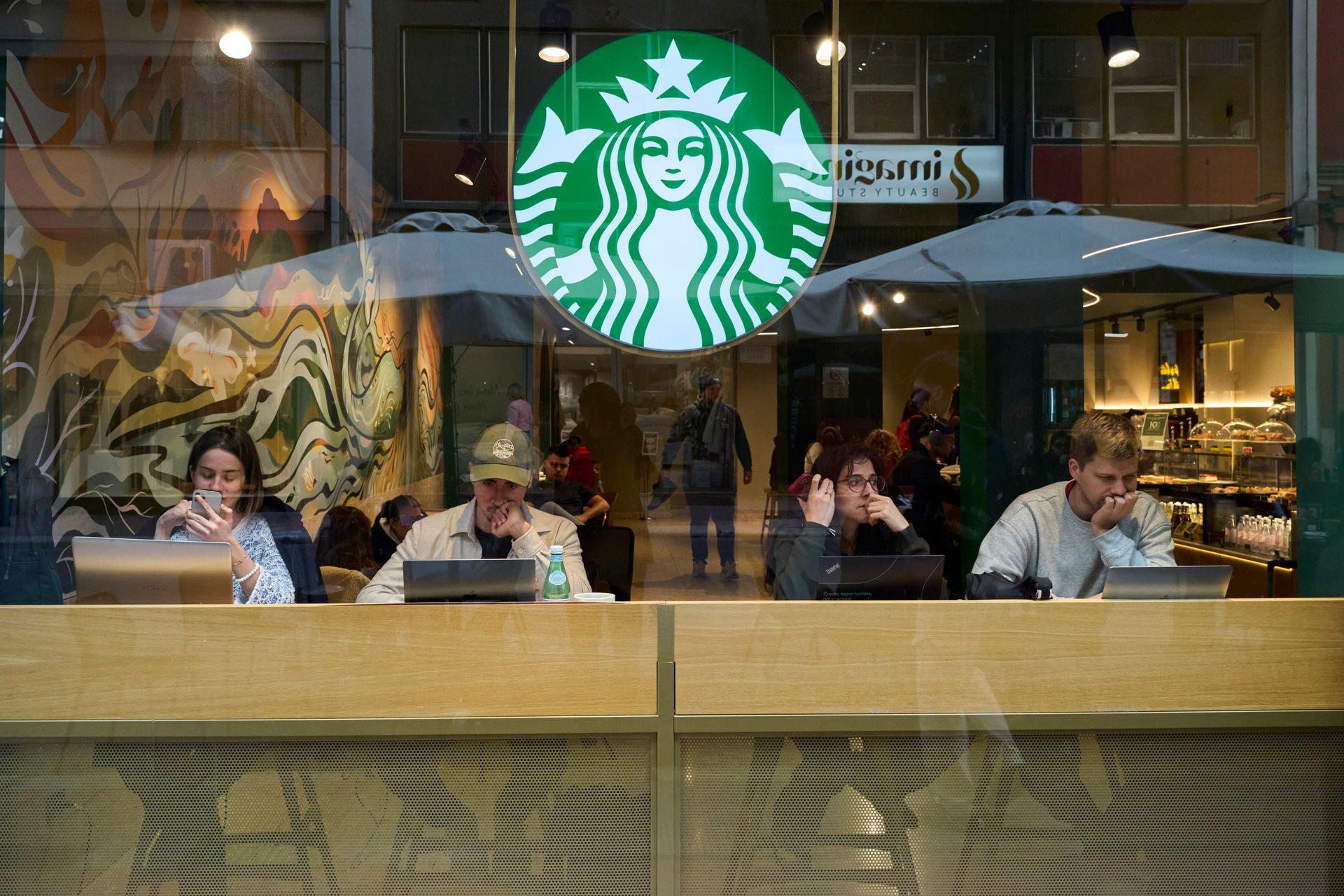 Starbucks lance une application bêta à l'intérieur de ChatGPT pour la découverte de boissons.