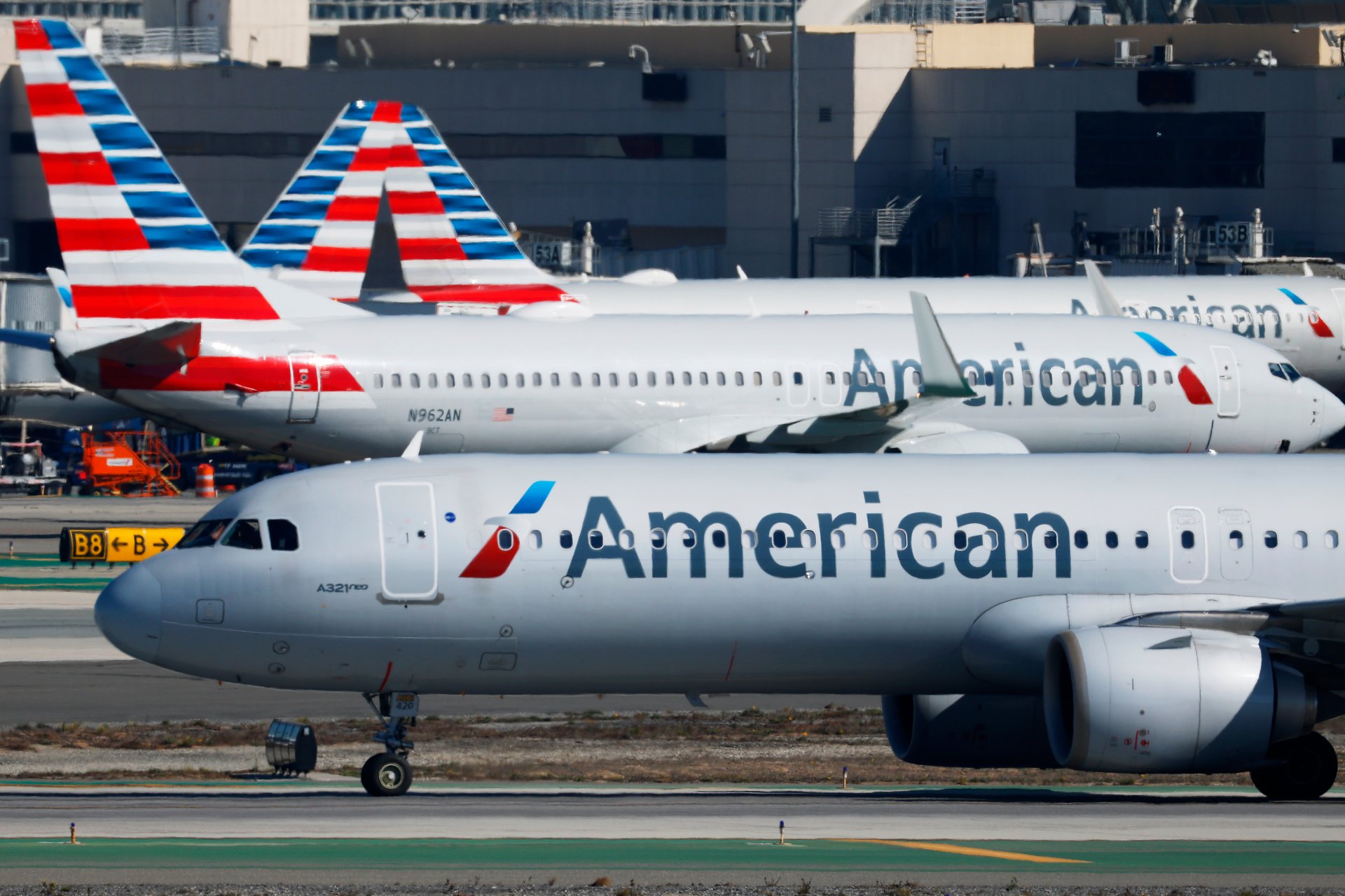 American Airlines réduit ses prévisions de bénéfices pour 2026 alors que les coûts du kérosène s'envolent.
