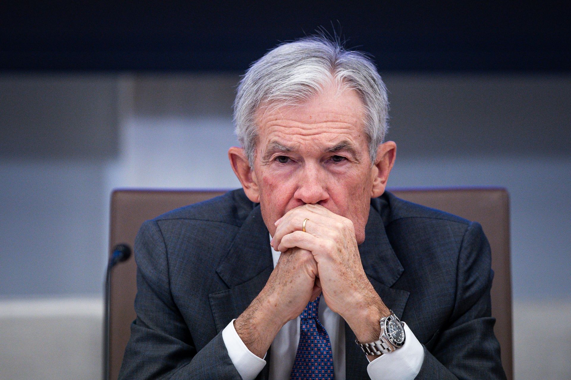 La Fed recorta las tasas de interés, pero Powell dice que otro recorte no está asegurado.