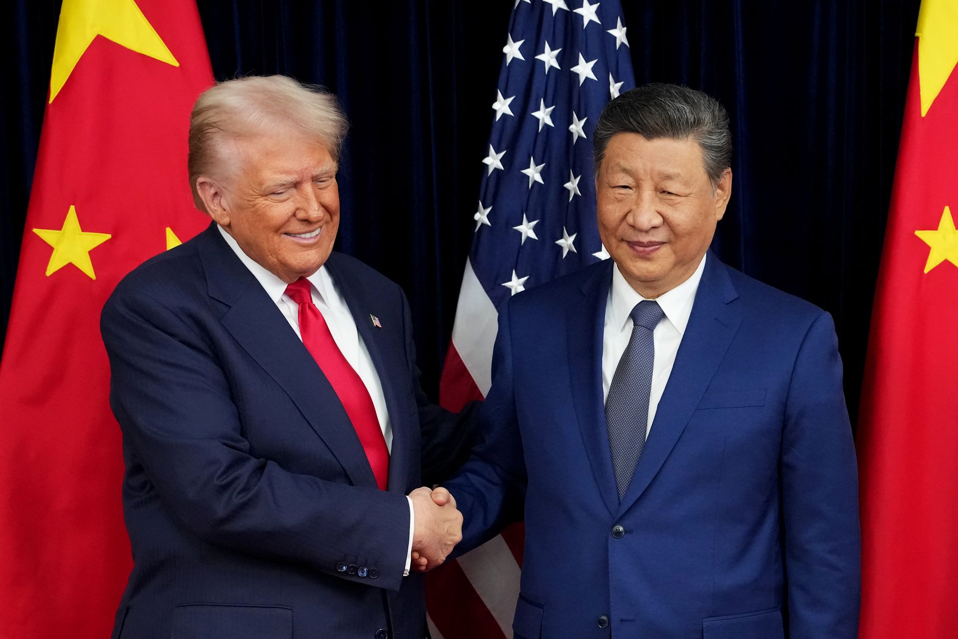 Trump lleva a Tim Cook, Elon Musk y una docena de otros CEOs a Pekín para su cumbre con Xi.