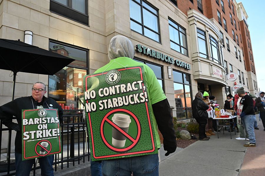 El sindicato de Starbucks intensifica la huelga, apuntando a las ventas del Viernes Negro.