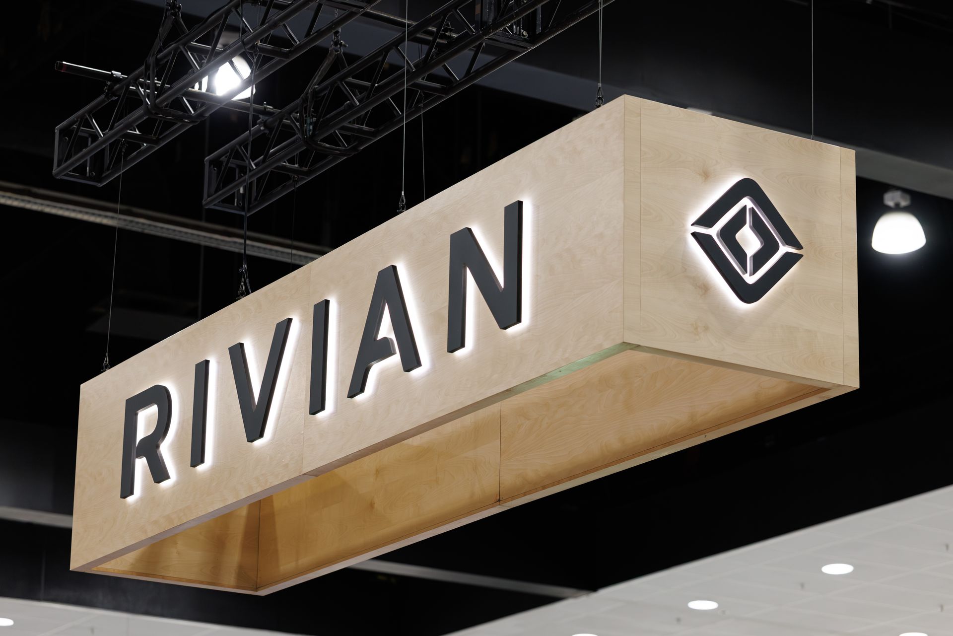 Rivian commence la production de son SUV électrique R2 à moindre coût avant les livraisons du printemps.