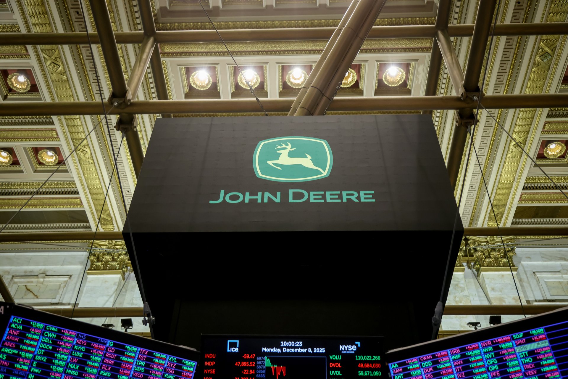 Les ventes de Deere ont grimpé alors que la demande d'équipements de construction a compensé le ralentissement agricole.