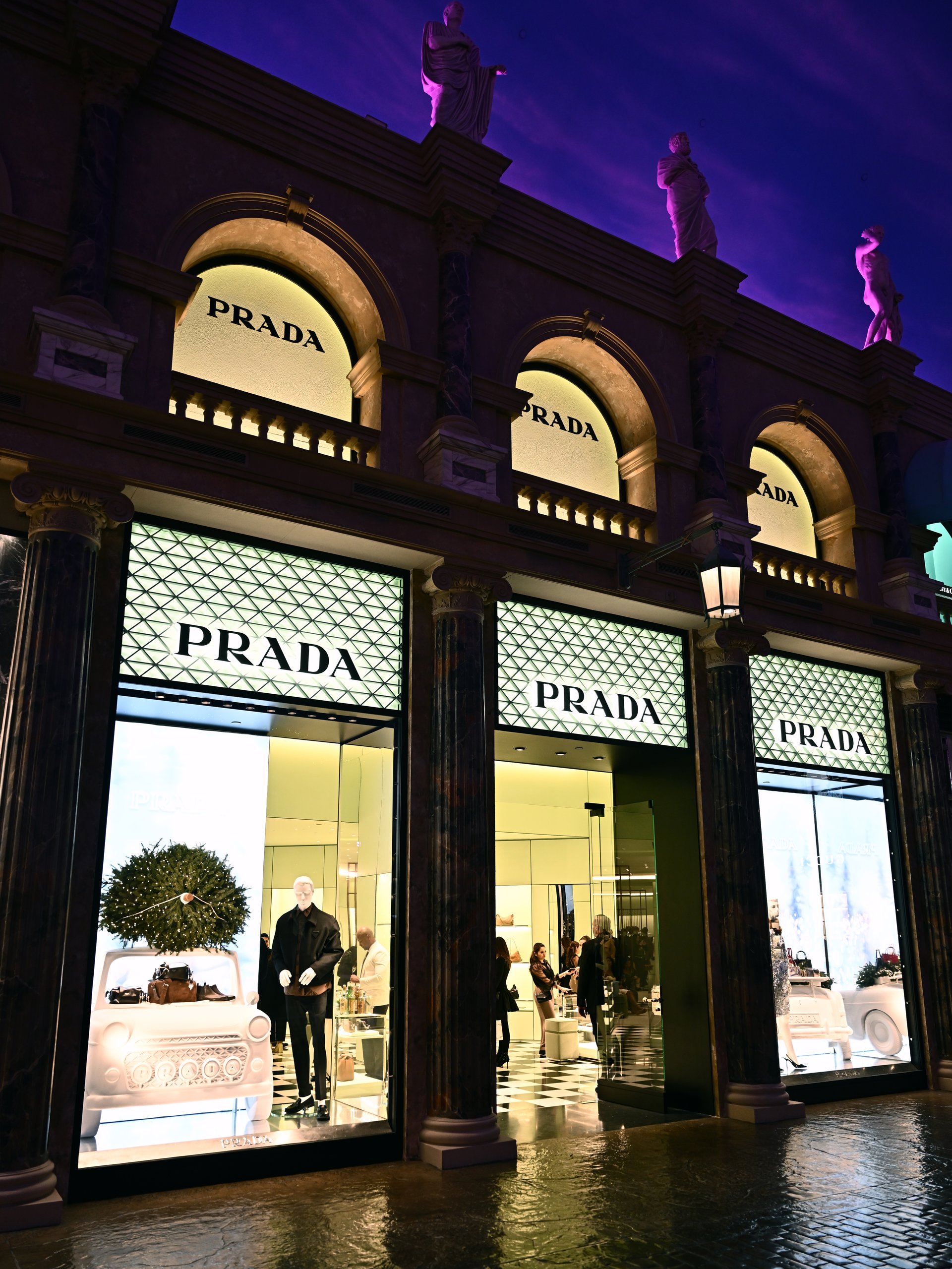 Les ventes de Prada ont grimpé en Amérique, même si le Moyen-Orient a freiné les résultats.