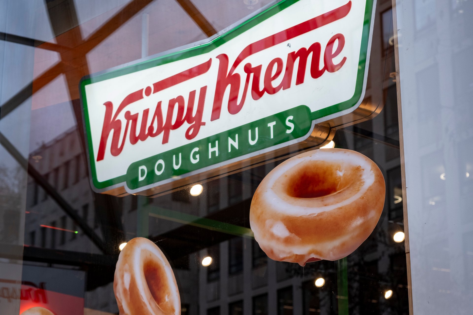 Krispy Kreme lance des beignets inspirés des cookies Girl Scout à partir d'aujourd'hui.