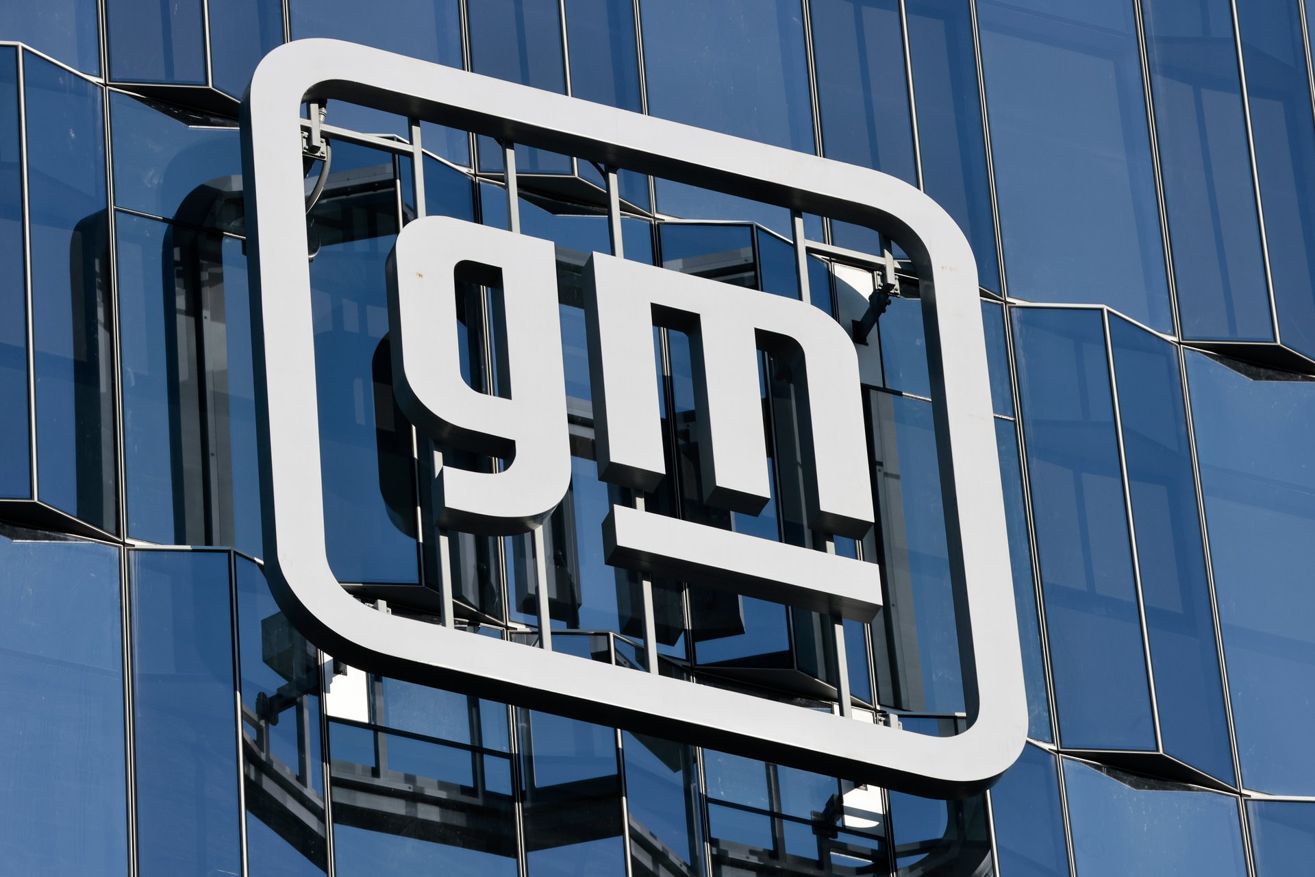 GM a relevé ses prévisions de bénéfices après qu'un arrêt de la Cour suprême a réduit sa facture tarifaire.