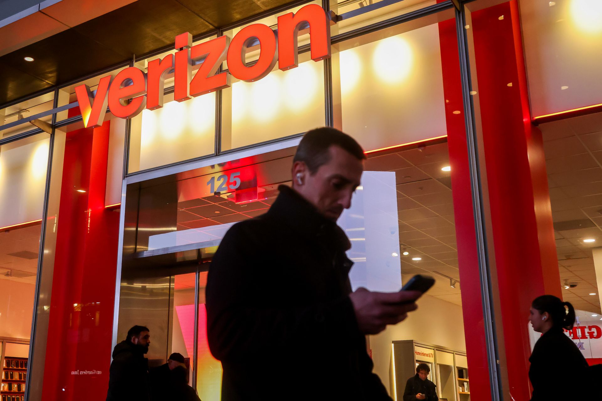 Verizon says a major outage is resolved and promises account credits for those affected