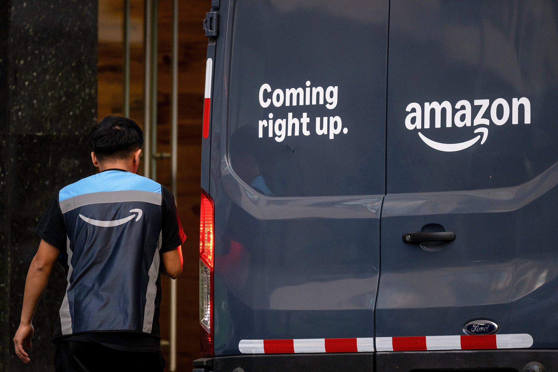 Amazon ajoute 75 camions électriques Einride à son réseau de fret aux États-Unis.