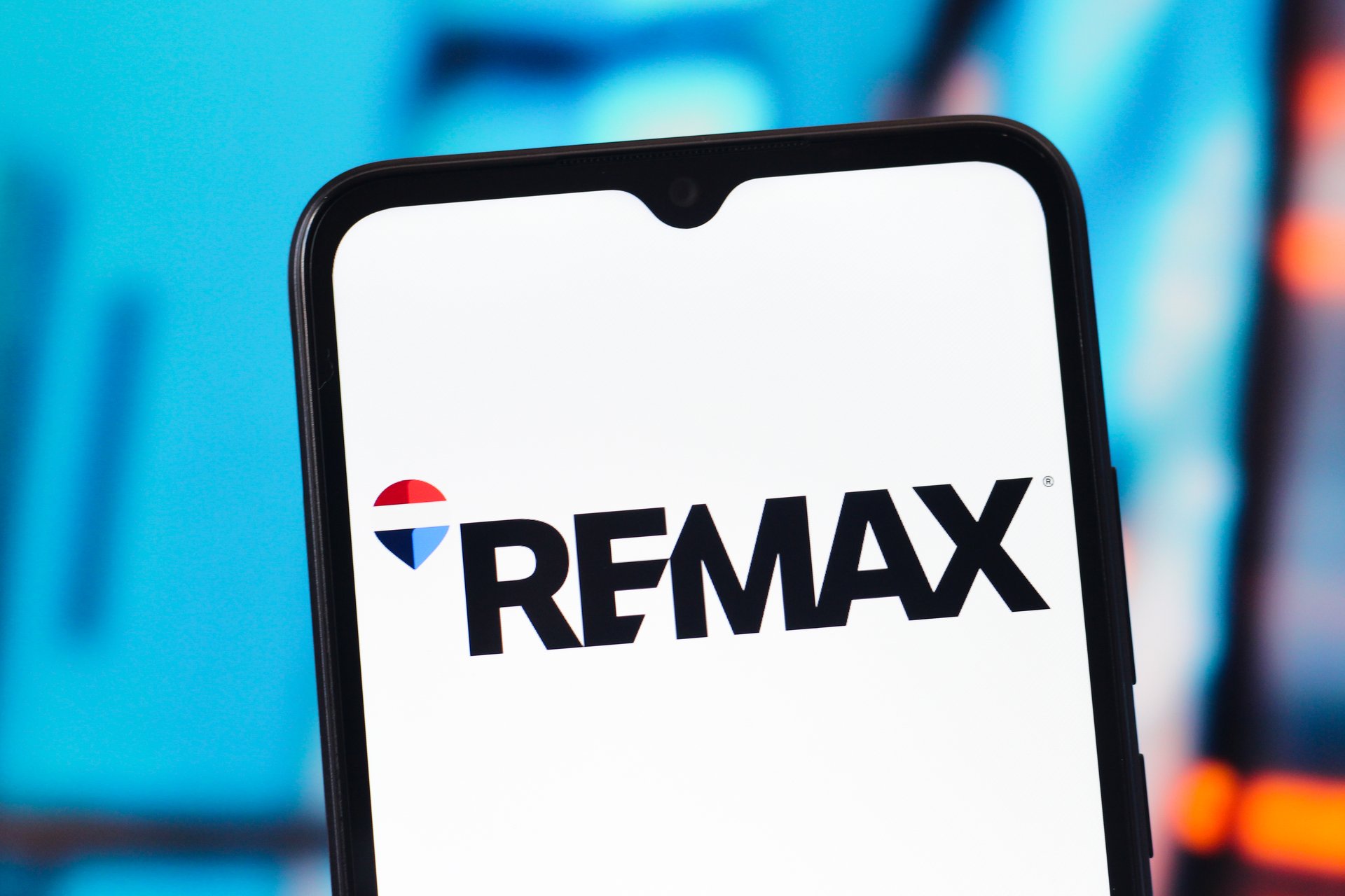Real Brokerage acquiert RE/MAX dans une méga-fusion immobilière de 880 millions de dollars.