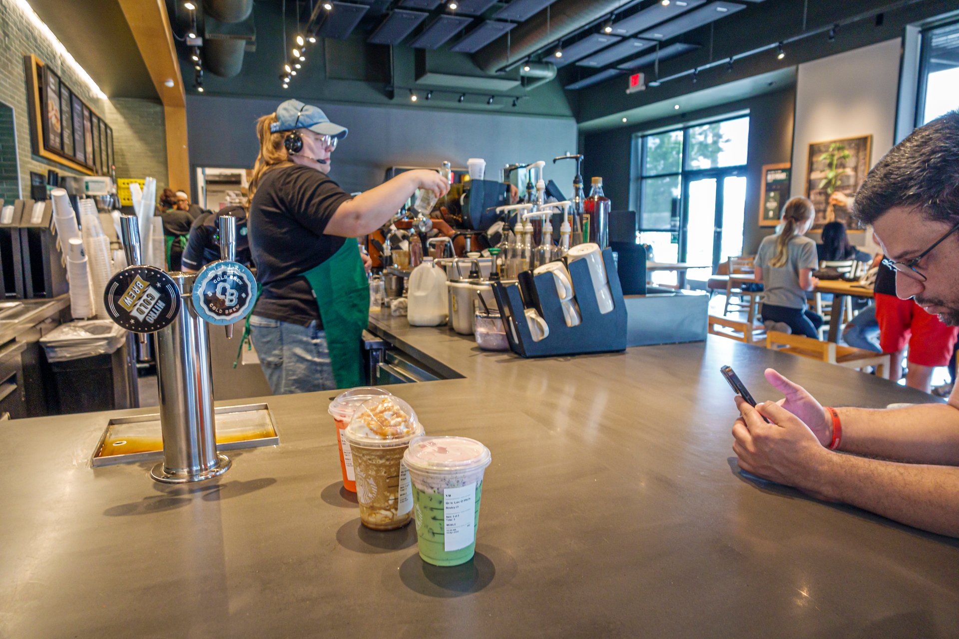 Les baristas de Starbucks ne se contentent pas de préparer du café. Ils gèrent trois restaurants à la fois.