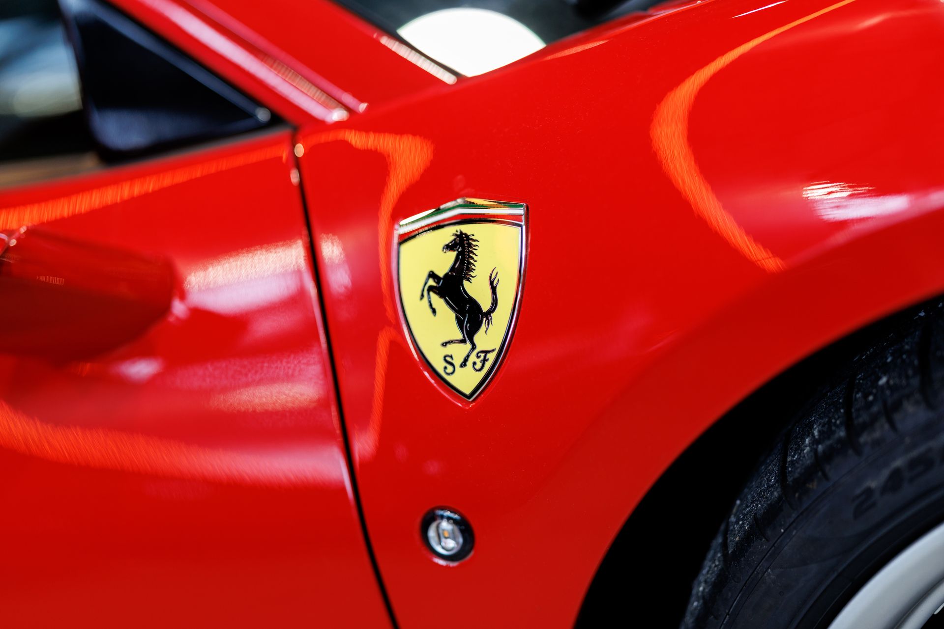 Ferrari übertrifft die Gewinnerwartungen vor der Einführung seines ersten Elektrofahrzeugs.