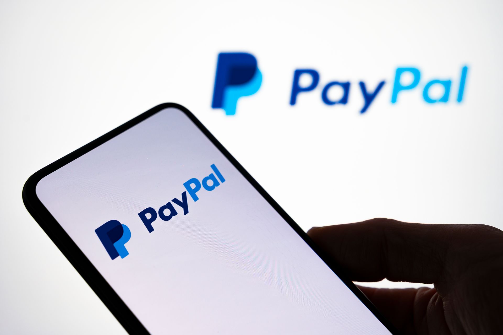 PayPal dépasse les attentes de bénéfices pour le premier trimestre de son nouveau PDG — mais l'action chute de 10%.
