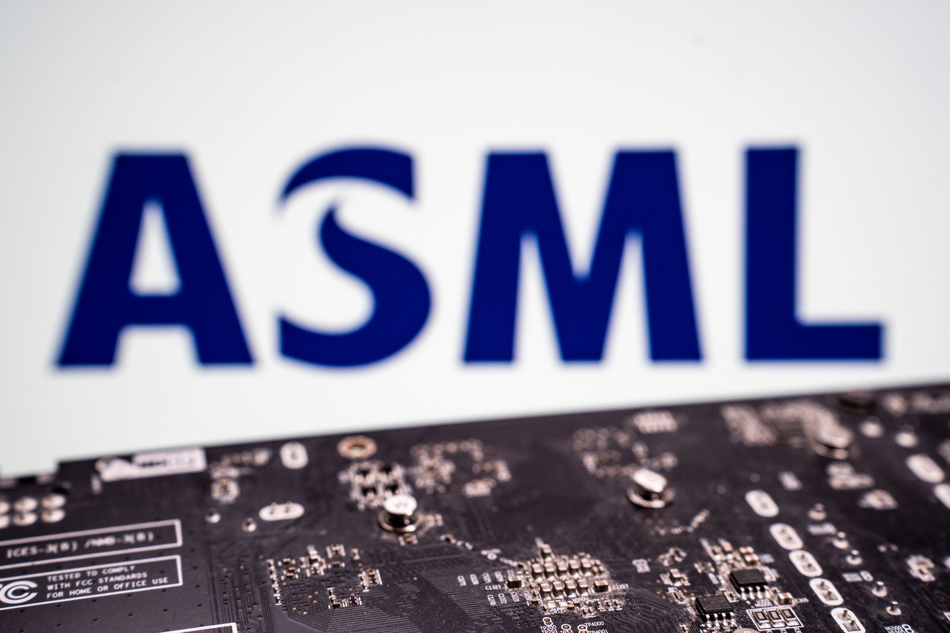 ASML elevó su pronóstico de ventas para 2026 después de que la demanda de chips impulsada por la inteligencia artificial superara las expectativas.