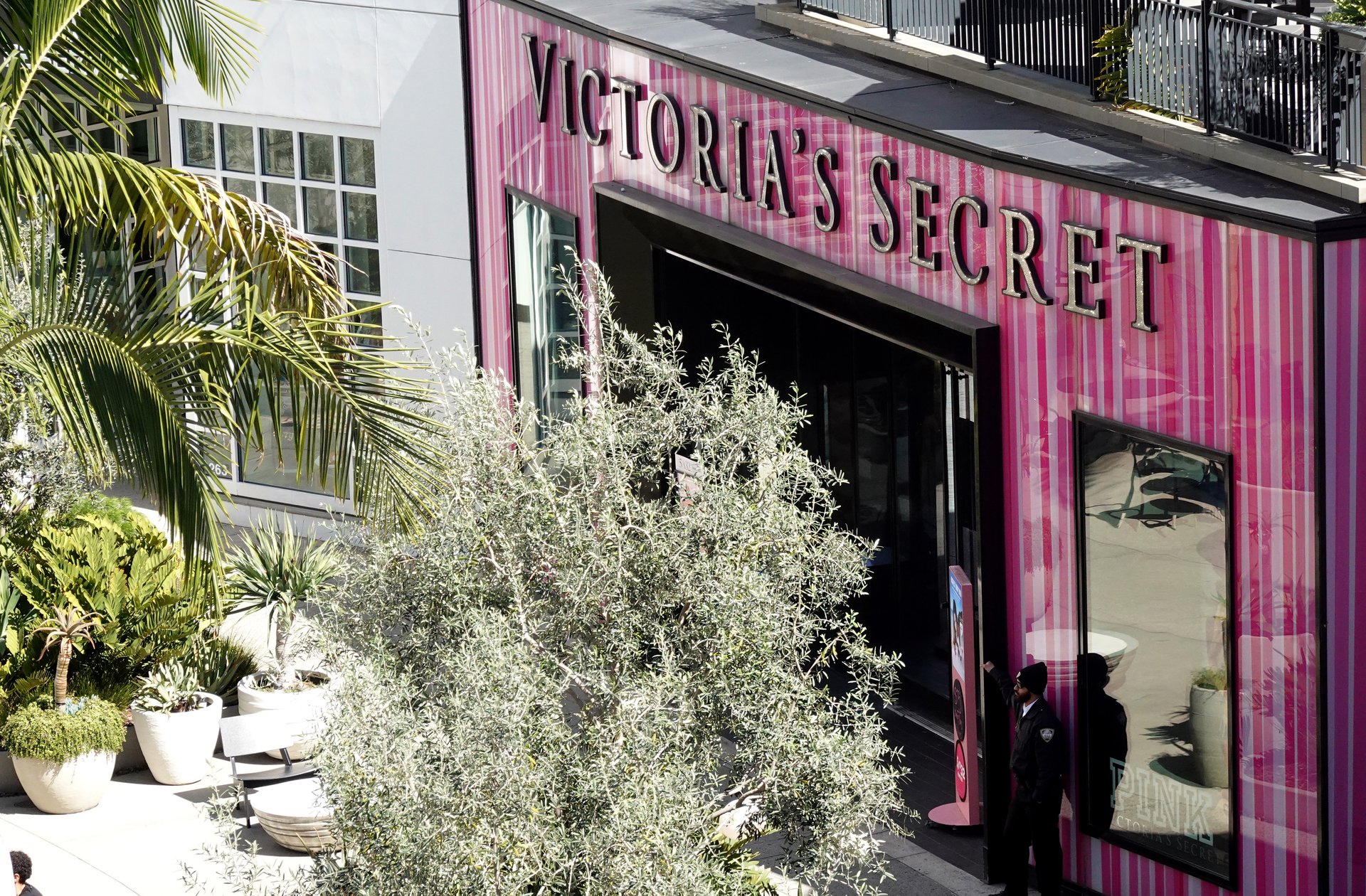 Les ventes de Victoria's Secret ont fortement augmenté et la société a relevé ses prévisions pour l'ensemble de l'année.