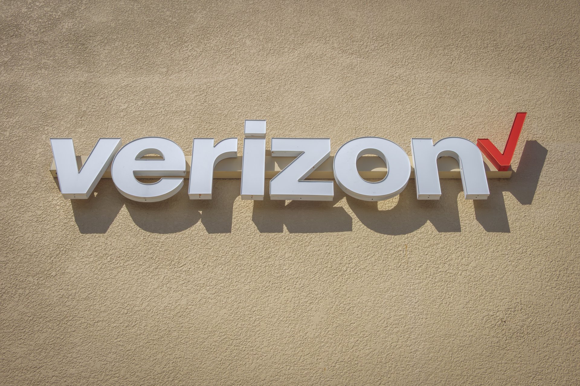 Verizon a enregistré ses premiers gains d’abonnés au printemps depuis 2013 et a relevé ses prévisions de bénéfices.