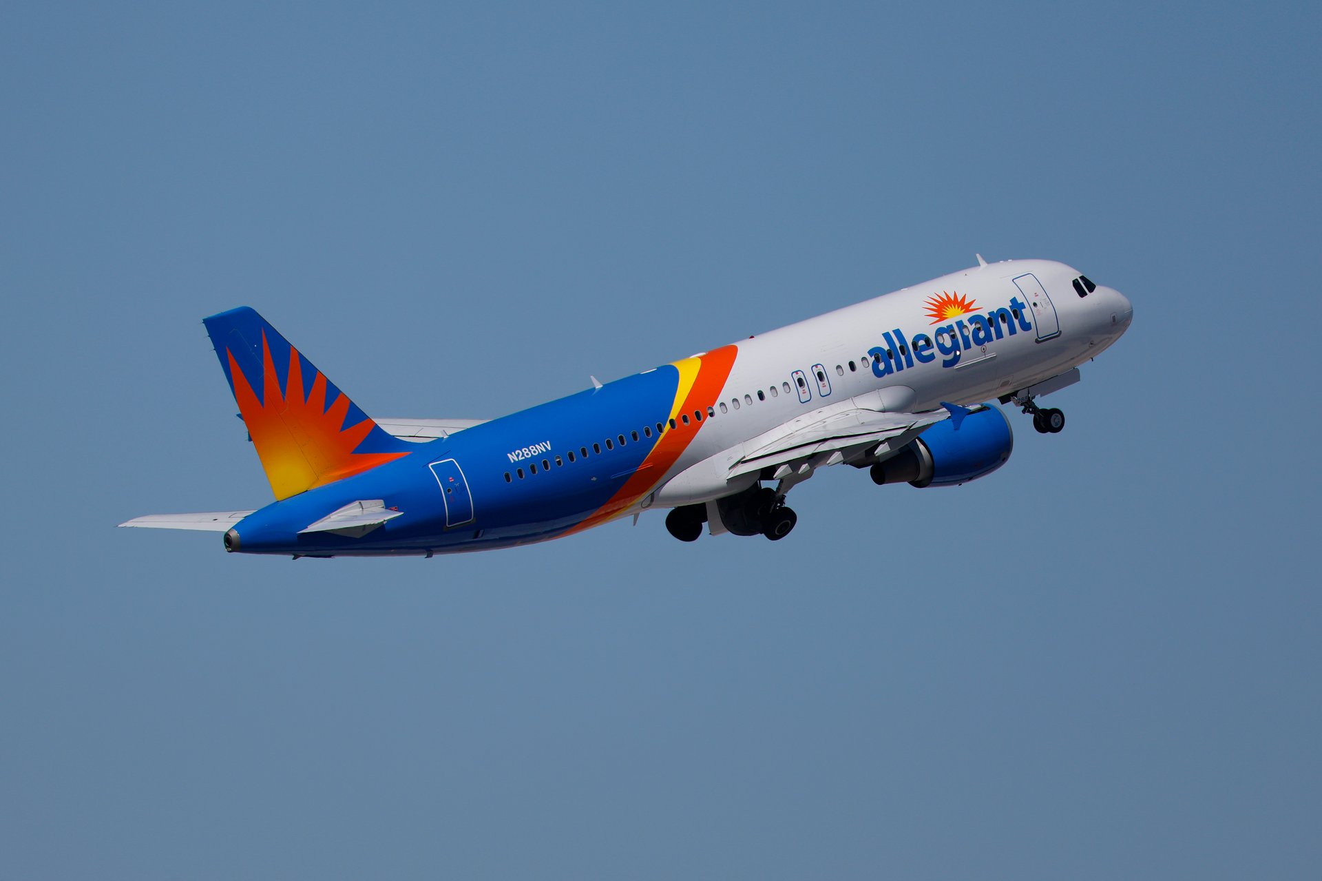 Allegiant Air achète Sun Country pour 1,5 milliard de dollars, créant ainsi une compagnie aérienne à bas coût plus grande.