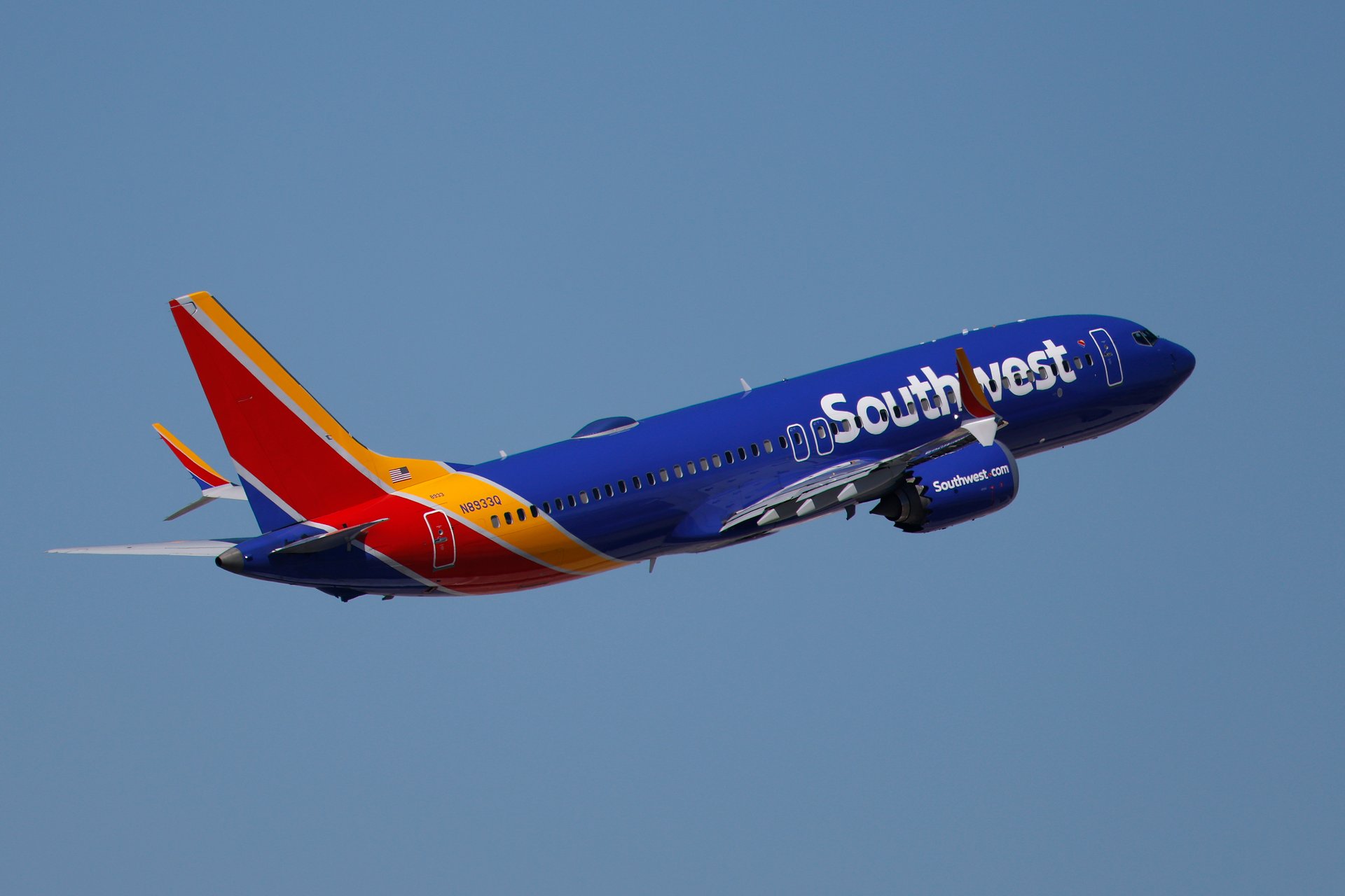 Southwest Airlines réalise un bénéfice grâce à des revenus records. Mais elle émet un avertissement concernant les coûts du carburant.