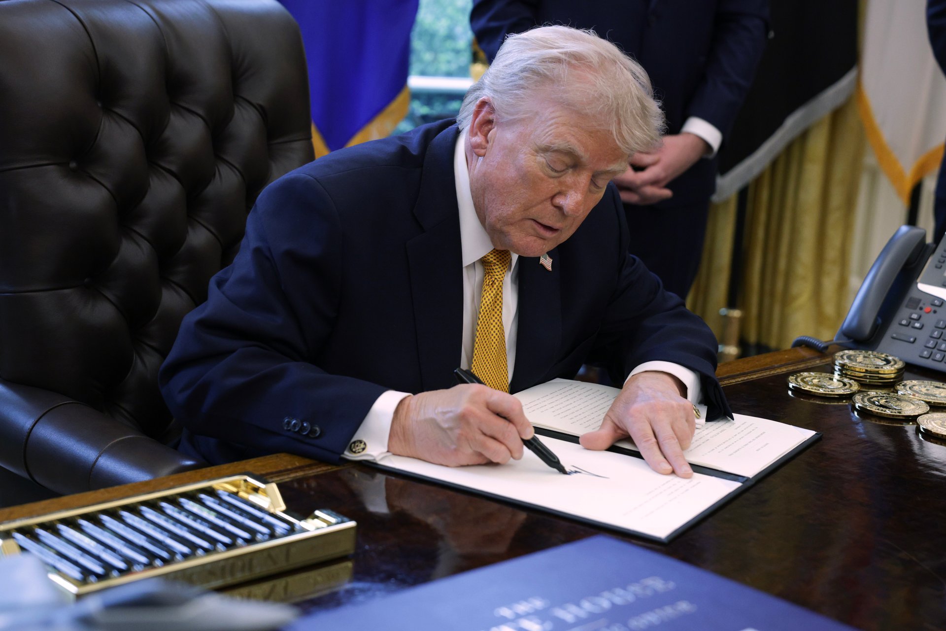 Trump signe un décret pour aider les travailleurs sans 401(k) à accéder à des plans de retraite.