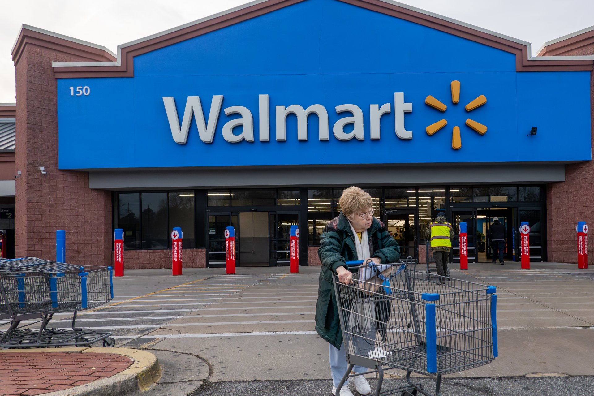 Walmart a affiché une croissance stable des ventes - mais a averti que l'augmentation des coûts du carburant pourrait peser sur les marges.