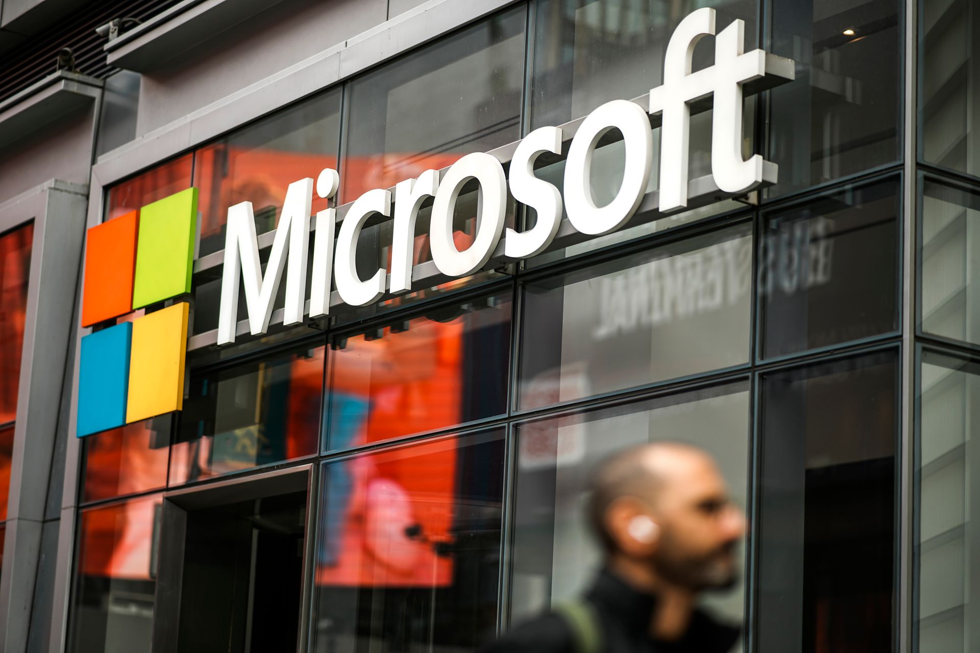 Microsoft está ofreciendo paquetes de jubilación voluntaria a unos 8,750 trabajadores en Estados Unidos por primera vez.