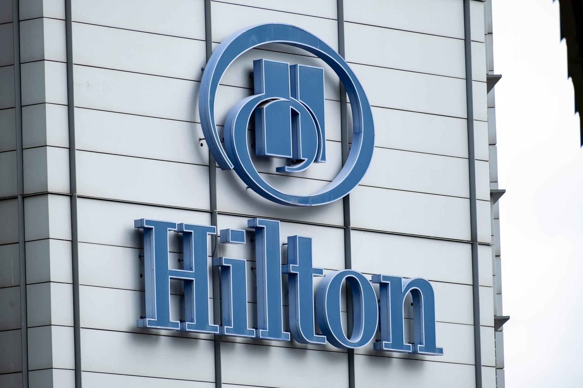 Hilton relève ses prévisions de chiffre d'affaires annuel pour les chambres en raison d'une forte demande de voyages.