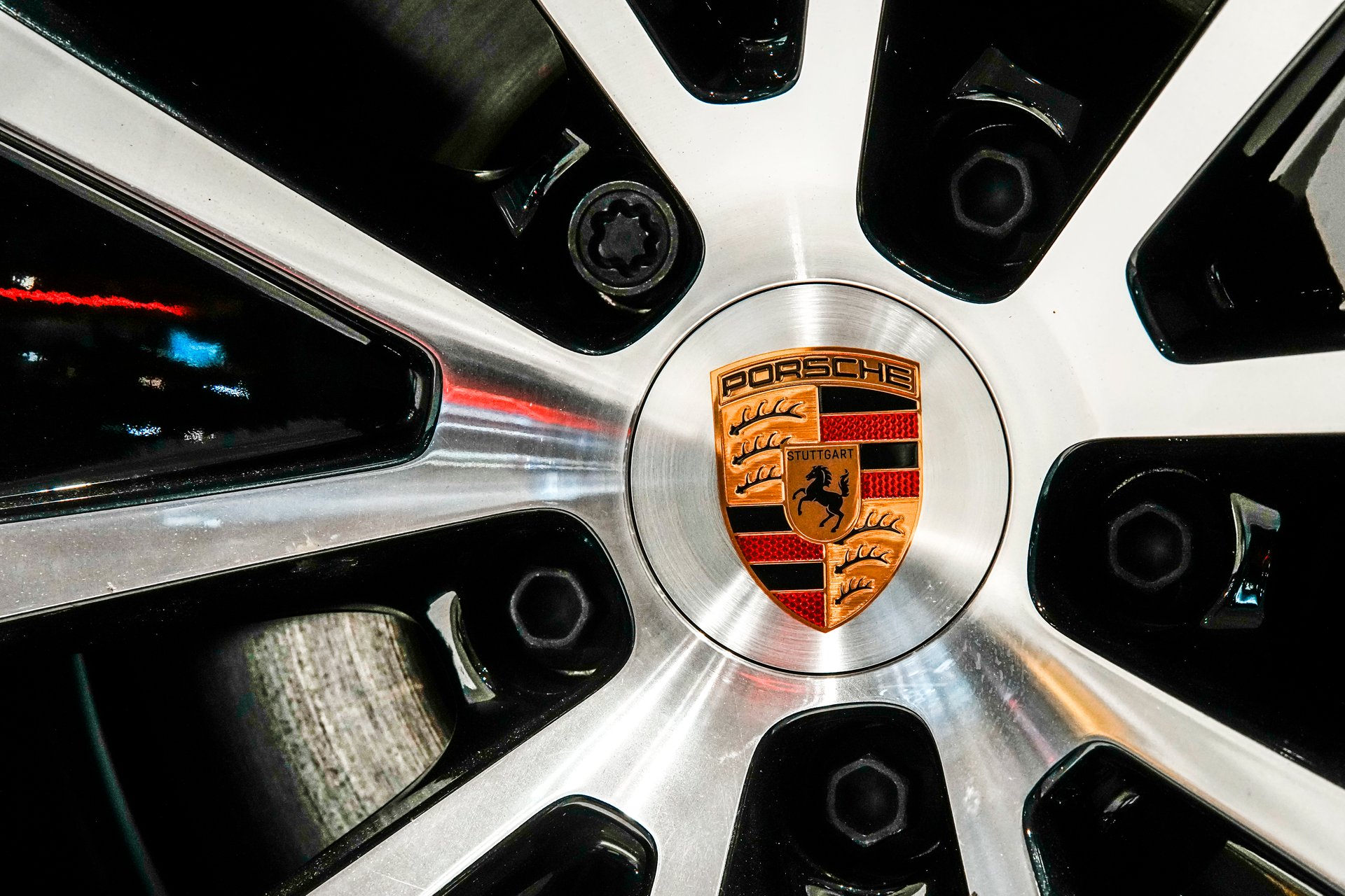Porsche ferme trois filiales et supprime plus de 500 emplois pour se recentrer sur les voitures.