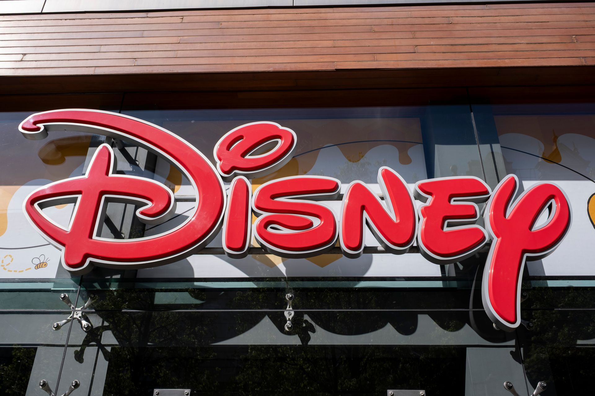 Disney commence à supprimer 1 000 emplois sous la direction du nouveau PDG Josh D'Amaro.