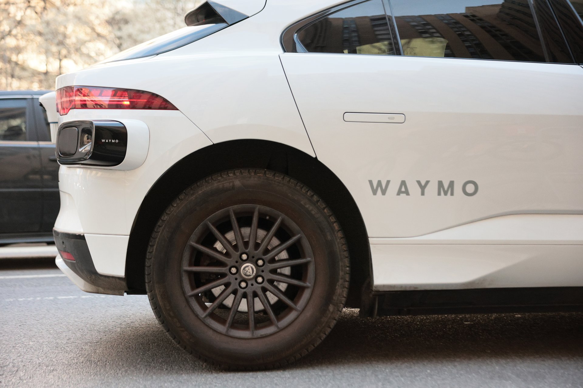 Waymo rappelle près de 3 900 robotaxis après qu'un logiciel n'a pas détecté des zones de construction fermées sur l'autoroute.