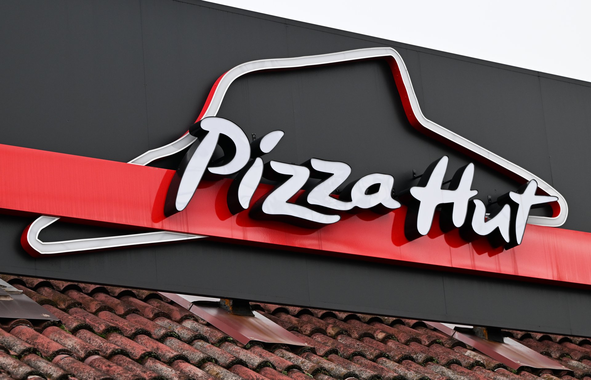 Un franchisé de Pizza Hut poursuit en justice un système d'IA imposé qu'il accuse d'avoir perturbé les livraisons.