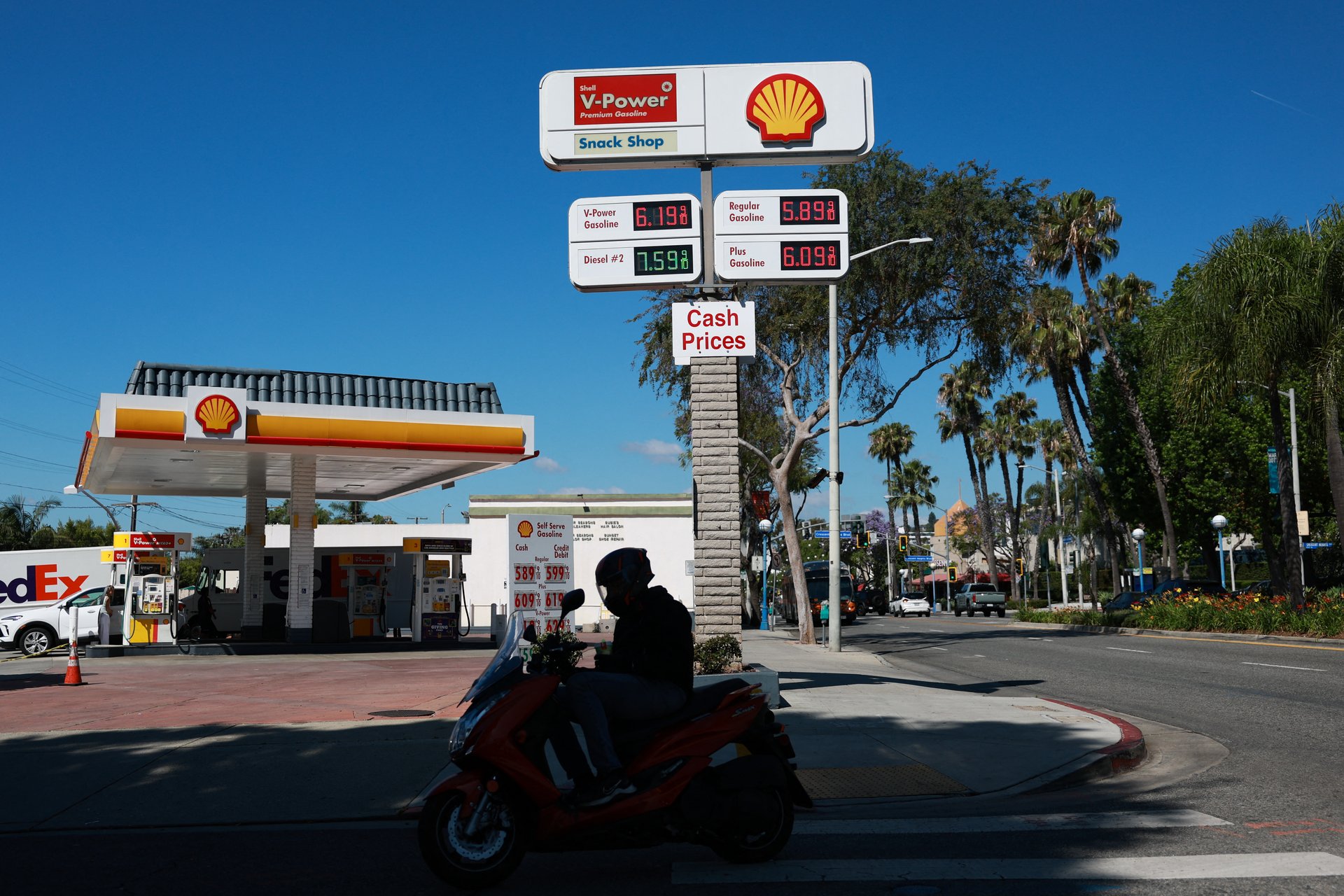 Les prix de l'essence en Californie dépassent les 6 dollars le gallon alors que la guerre en Iran se poursuit.