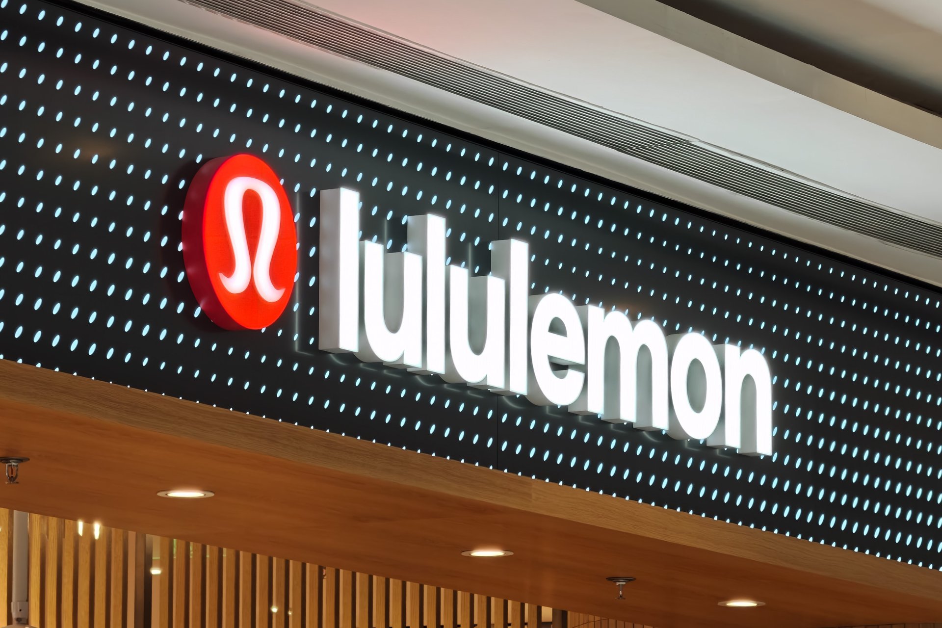 Lululemon révise à la baisse ses prévisions en raison de produits défaillants et d'une mauvaise réputation qui affectent la marque.