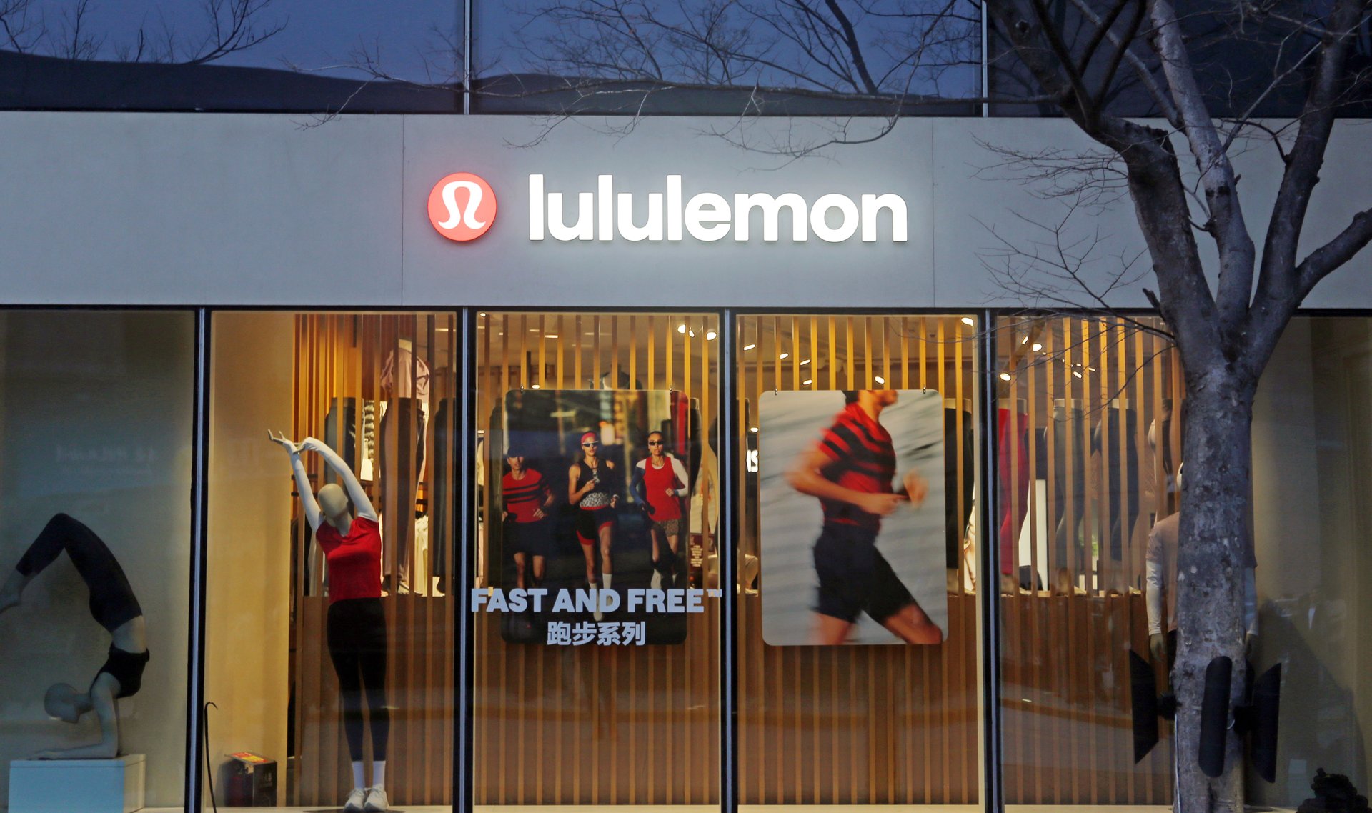 Lululemon lutte publiquement contre la tentative de prise de contrôle de la salle de conseil par son fondateur.