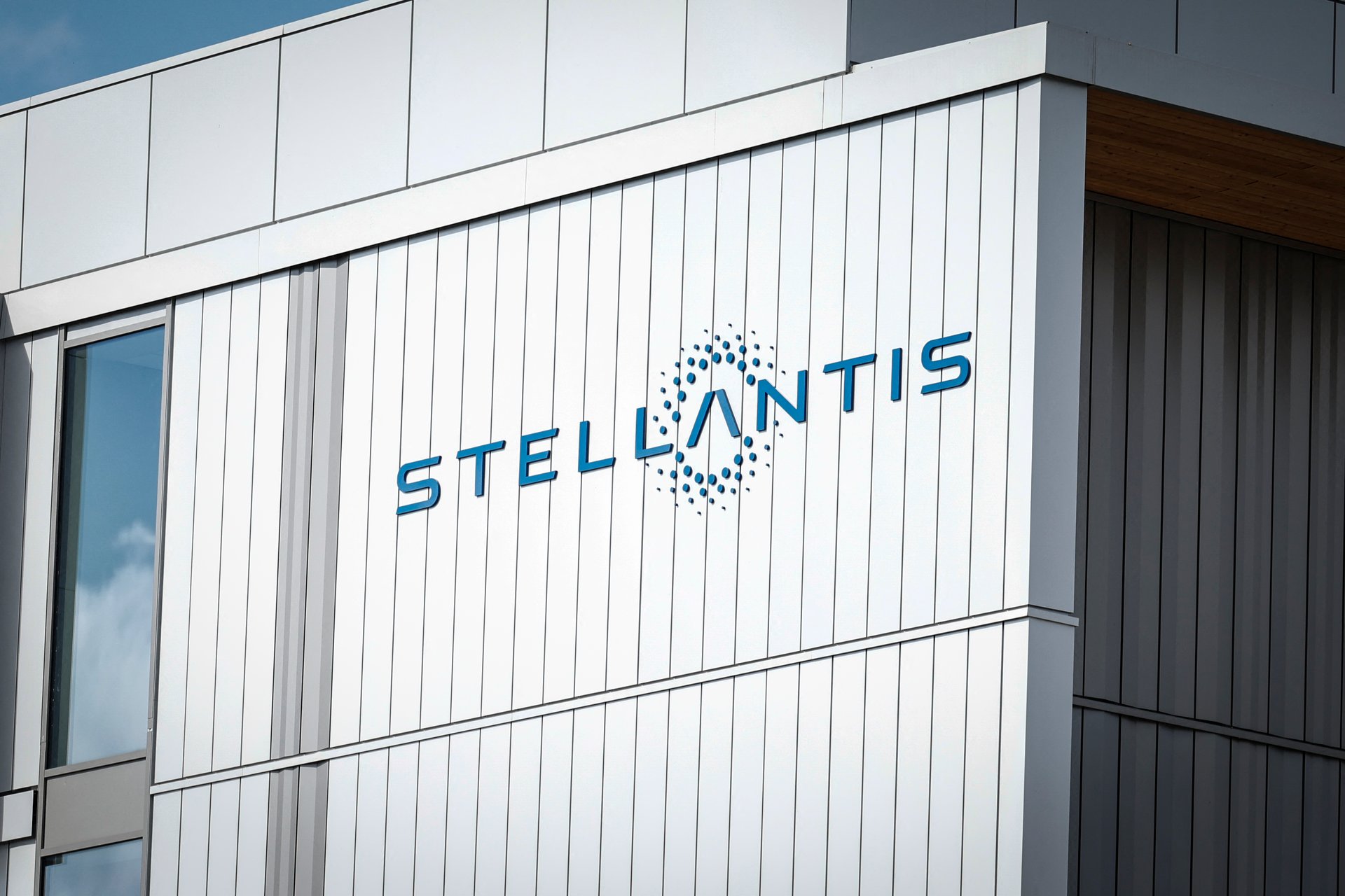 Stellantis rappelle plus de 419 000 véhicules aux États-Unis en raison d'un défaut de l'airbag latéral.